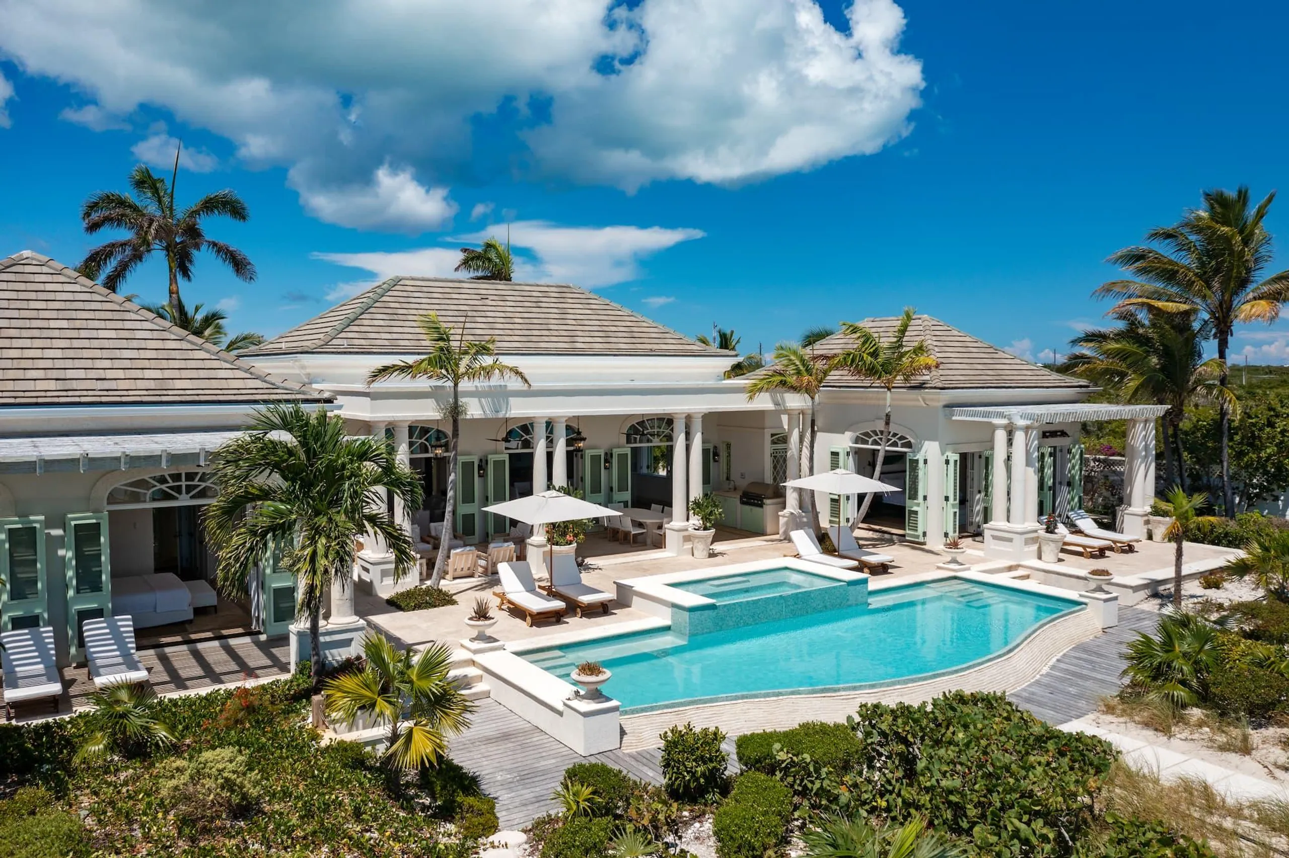 Tranquil Beachfront Bliss Villa with Private Infinity Pool Steps from Ocean — photograph 6