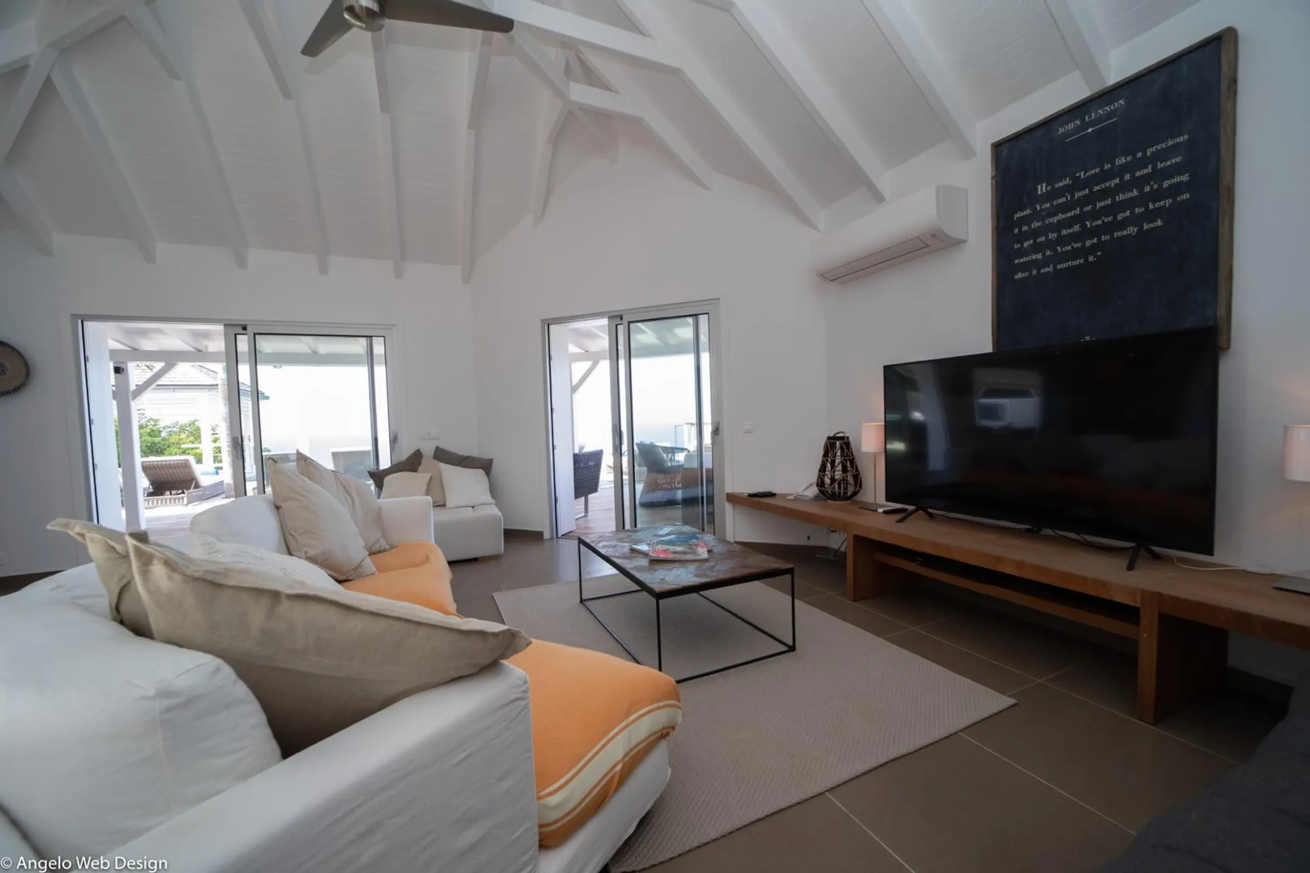 Chic Five-Bedroom Retreat with Infinity Pool, Jacuzzi, and Ocean Views — photograph 12