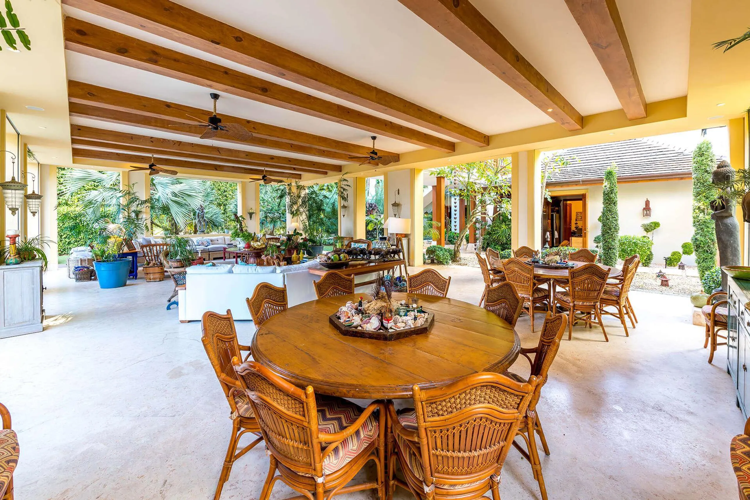 Stunning Balinese Styled Estate with Prestigious Grounds and Indoor/Outdoor Flow — photograph 8