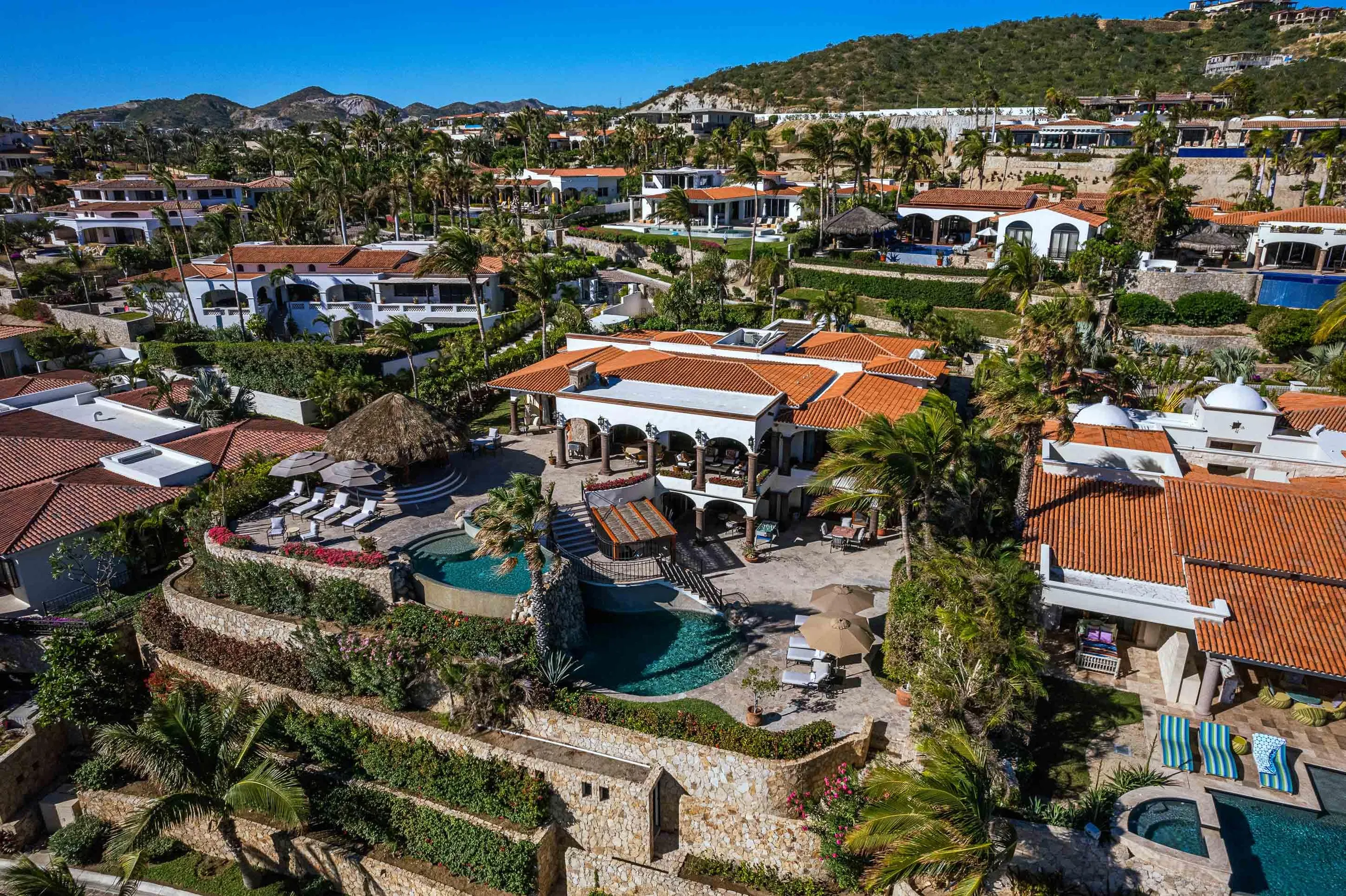Ultra Luxury Caleta Tuscan Style Estate with Pool and Ocean Views — photograph 4