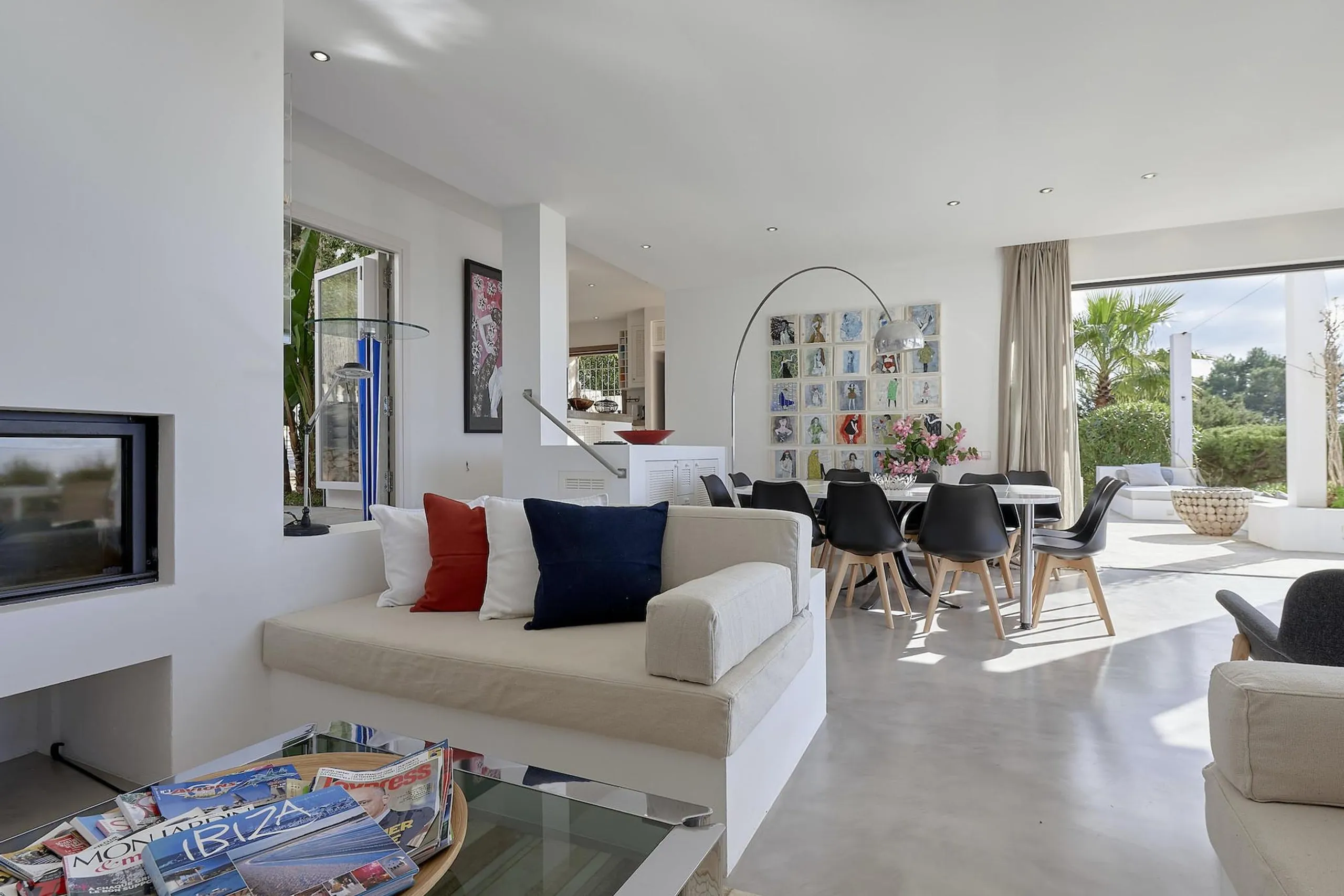 Stylish Ibiza Seaside Villa with Infinity Pool and Oceanview Dining — photograph 12