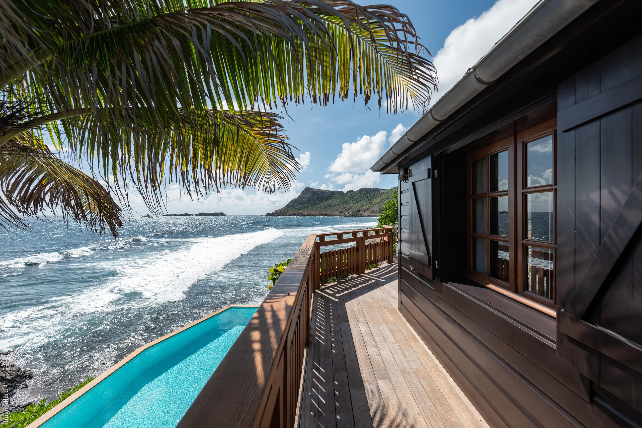 Majestic Oceanside Villa with Invigorating Pool — photograph 5