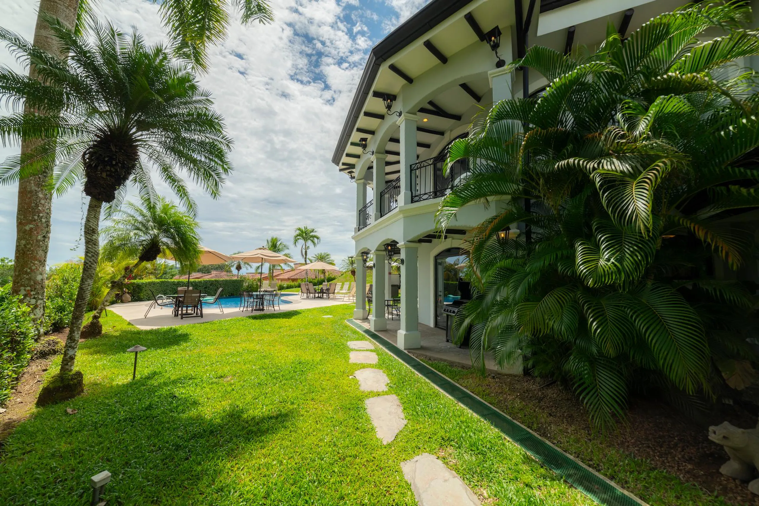 Tranquil Hillside Villa with Private Pool — photograph 7
