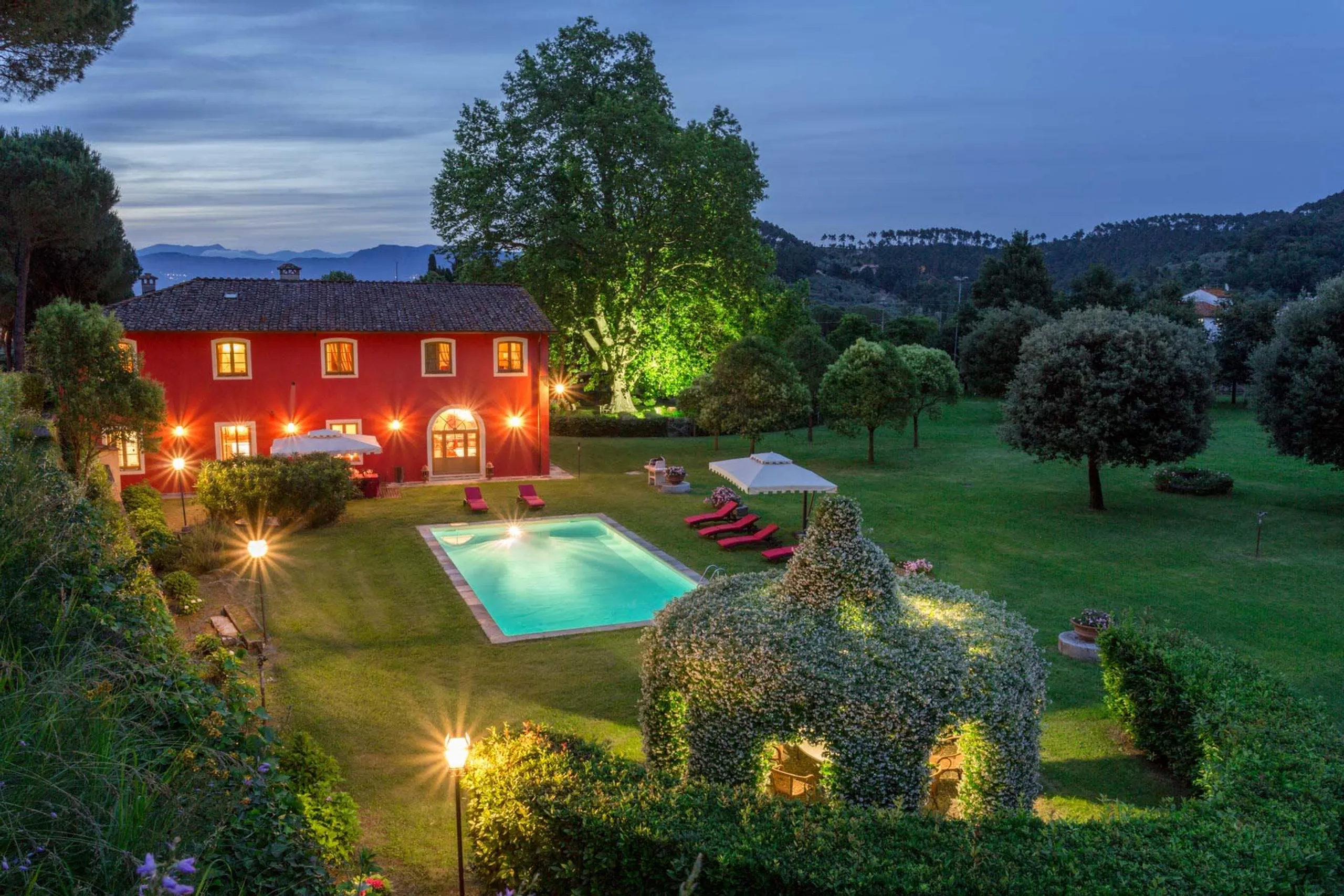 Romantic Tuscan Villa with Private Pool, Garden, and Enchanting Views — photograph 2