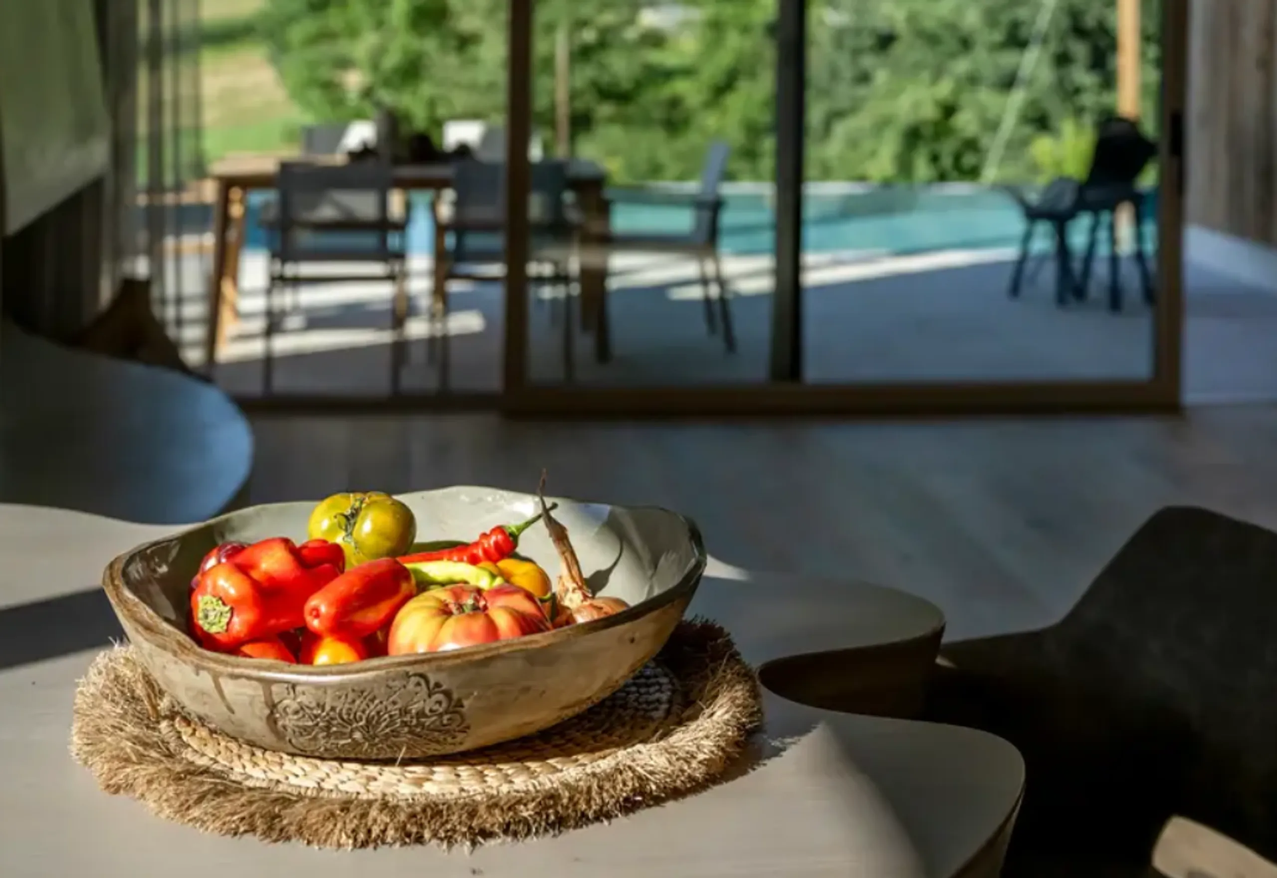 Radiant Modern Villa with Infinity Pool, Jacuzzi and Garden — photograph 10