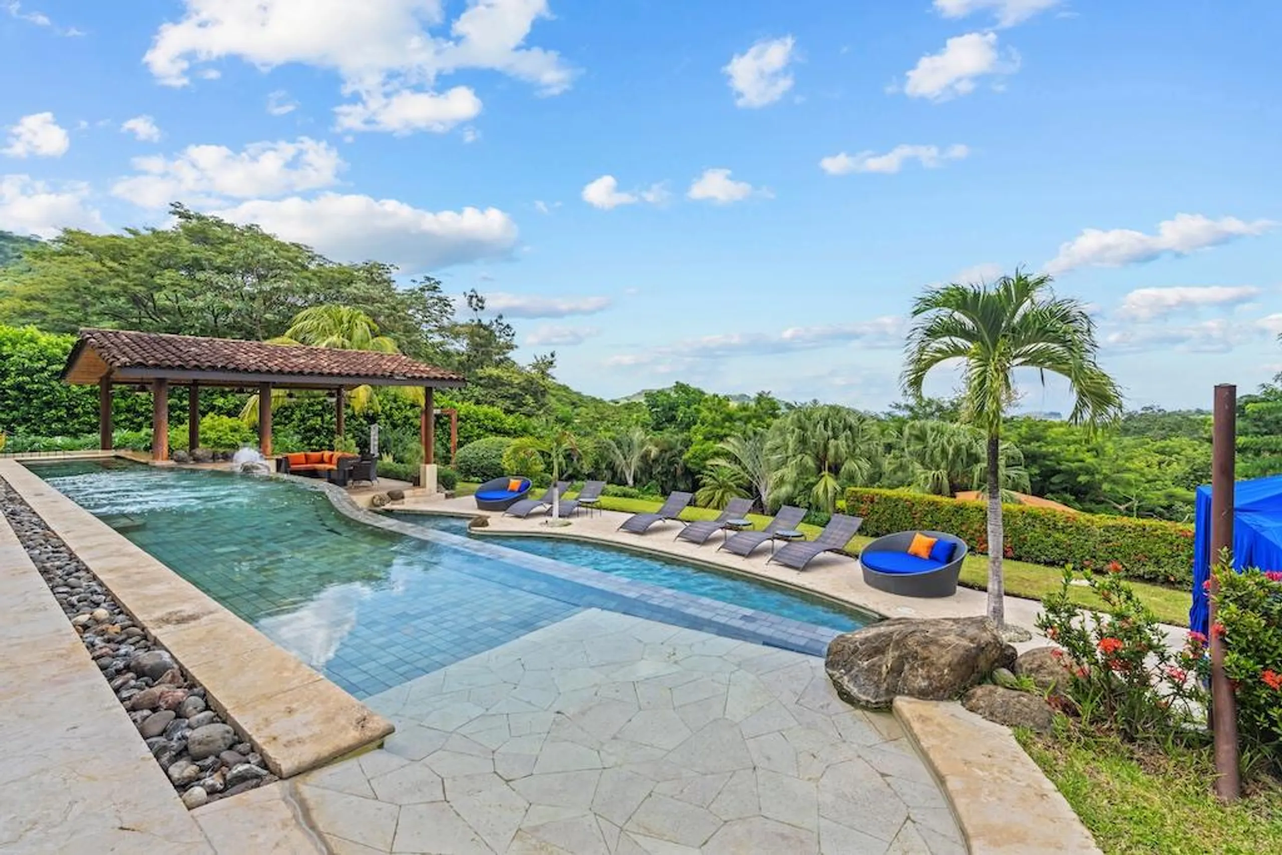 Premier Luxury Villa with Private Pool, Spa and Lush Surroundings — photograph 3