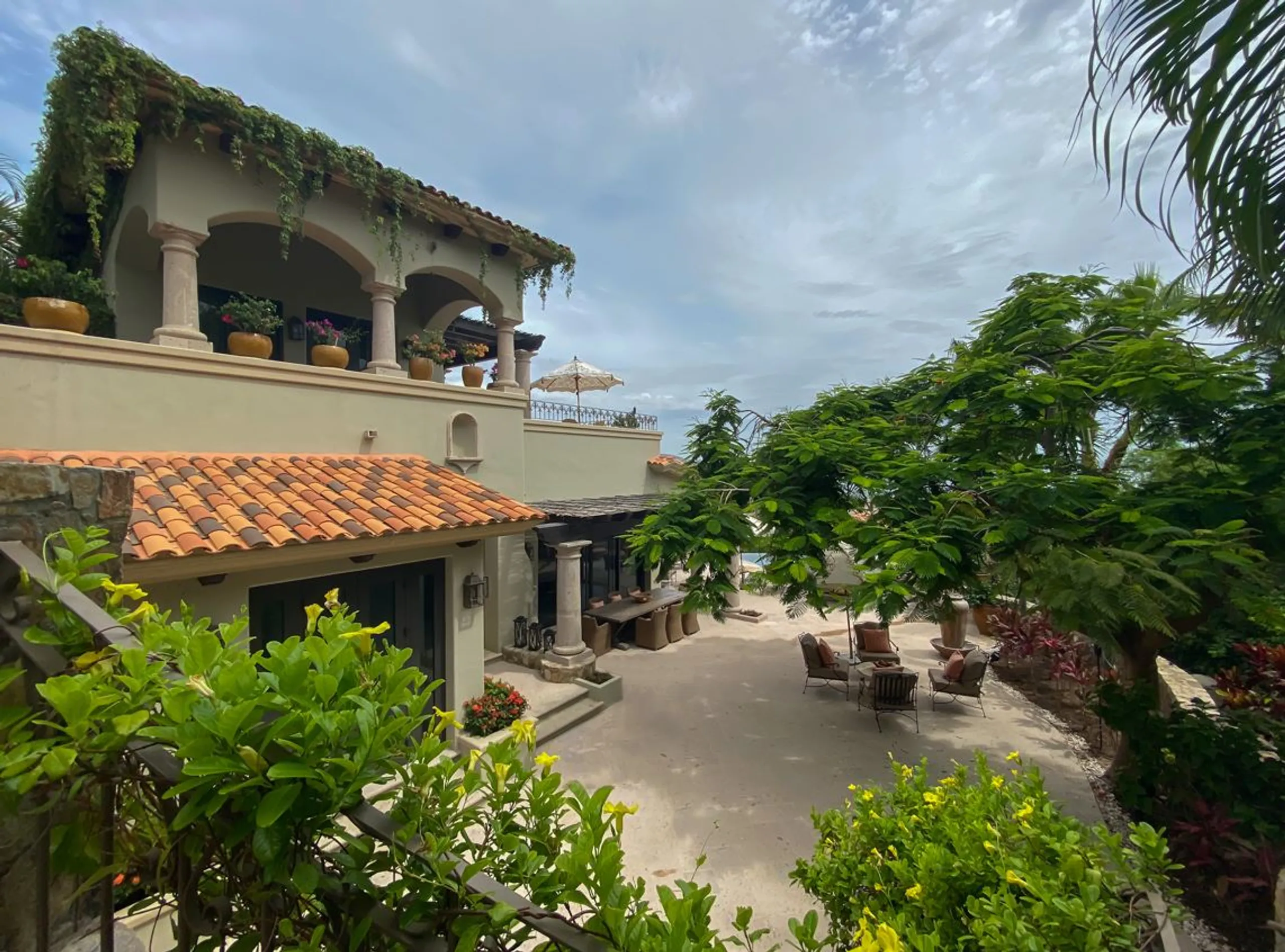 Breathtaking Oceanview Villa: Seamless Indoor-Outdoor Living with Pool, Jacuzzi & Gourmet Amenities — photograph 7