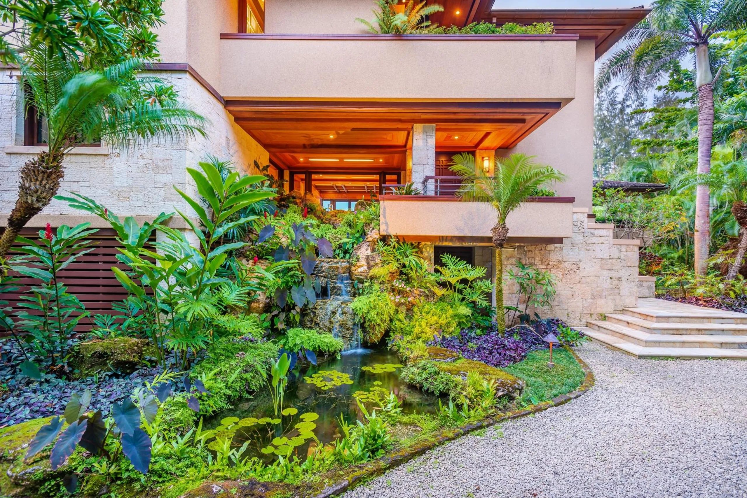 Enchanting Oceanfront Villa with Panoramic Views of Panini Beach Hawaii — photograph 4