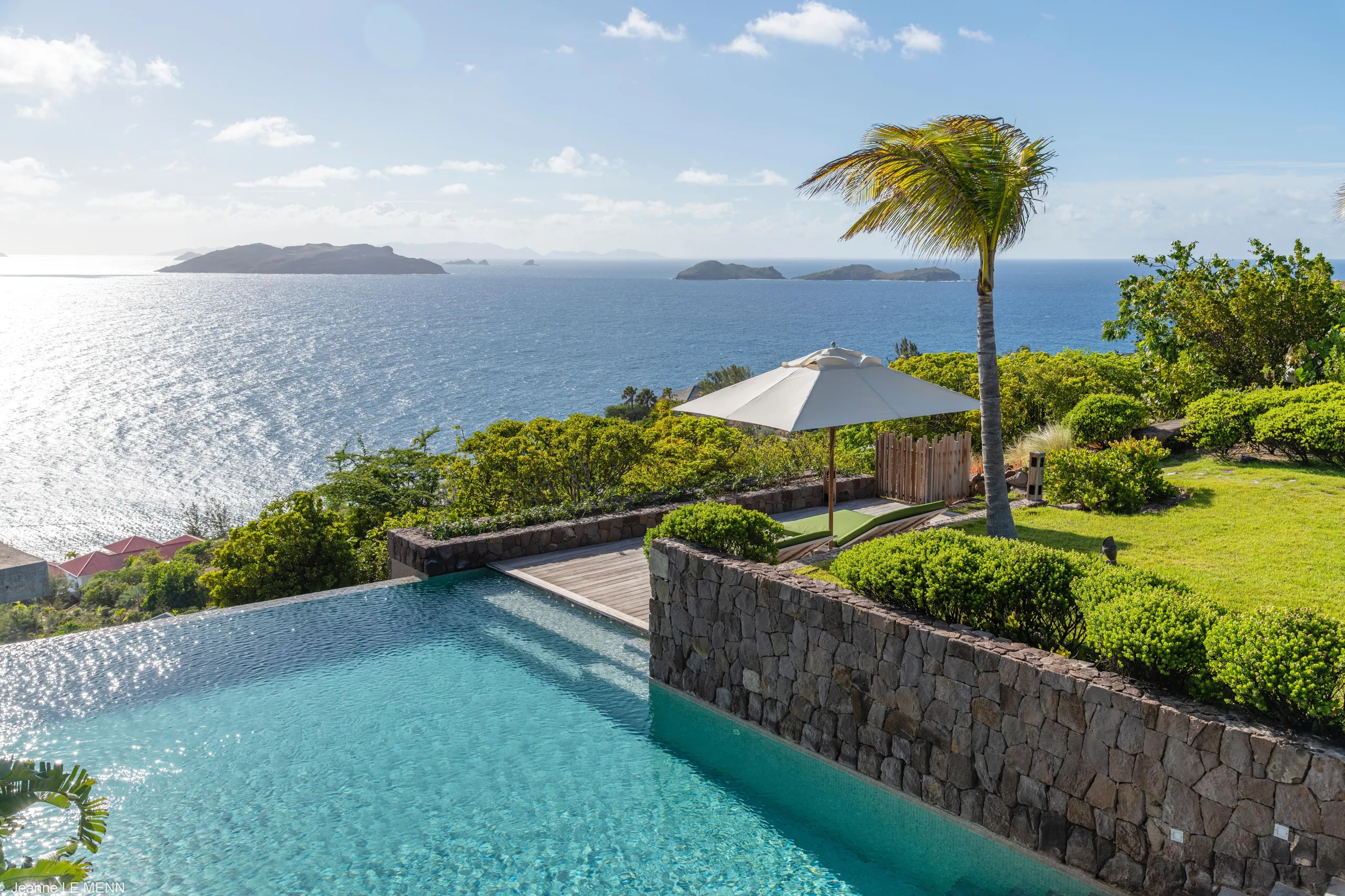 Breathtaking Oceanside Villa with Infinity Pool and Fitness Room, Pointe Milou