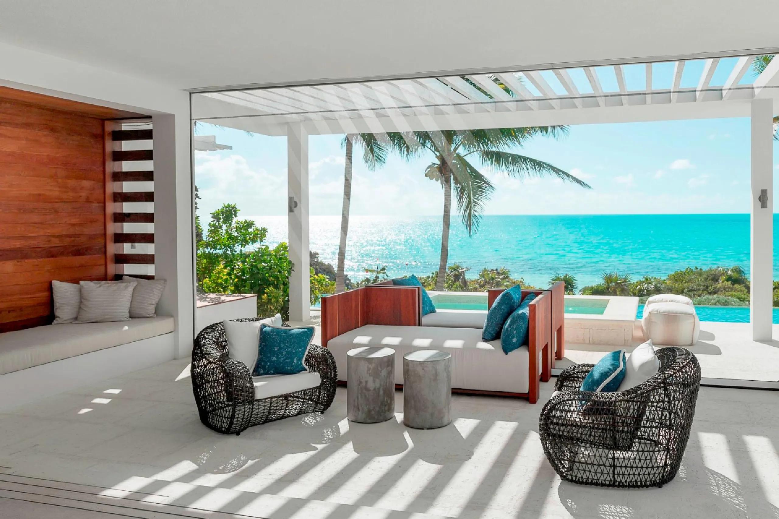 Elegant Modern Beachfront Estate with Multiple Pools and Oceans Views — photograph 4