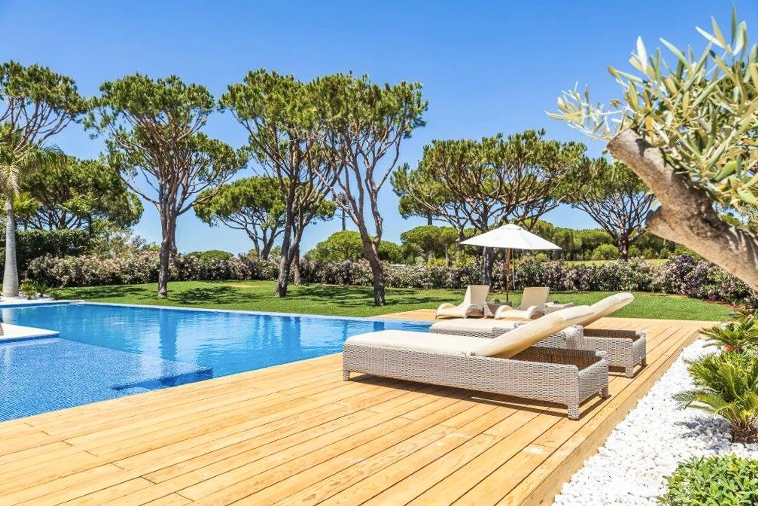 Spectacular 4-Bedroom Villa with Heated Pool & Golf Views in Quinta do Lago Resort — photograph 2