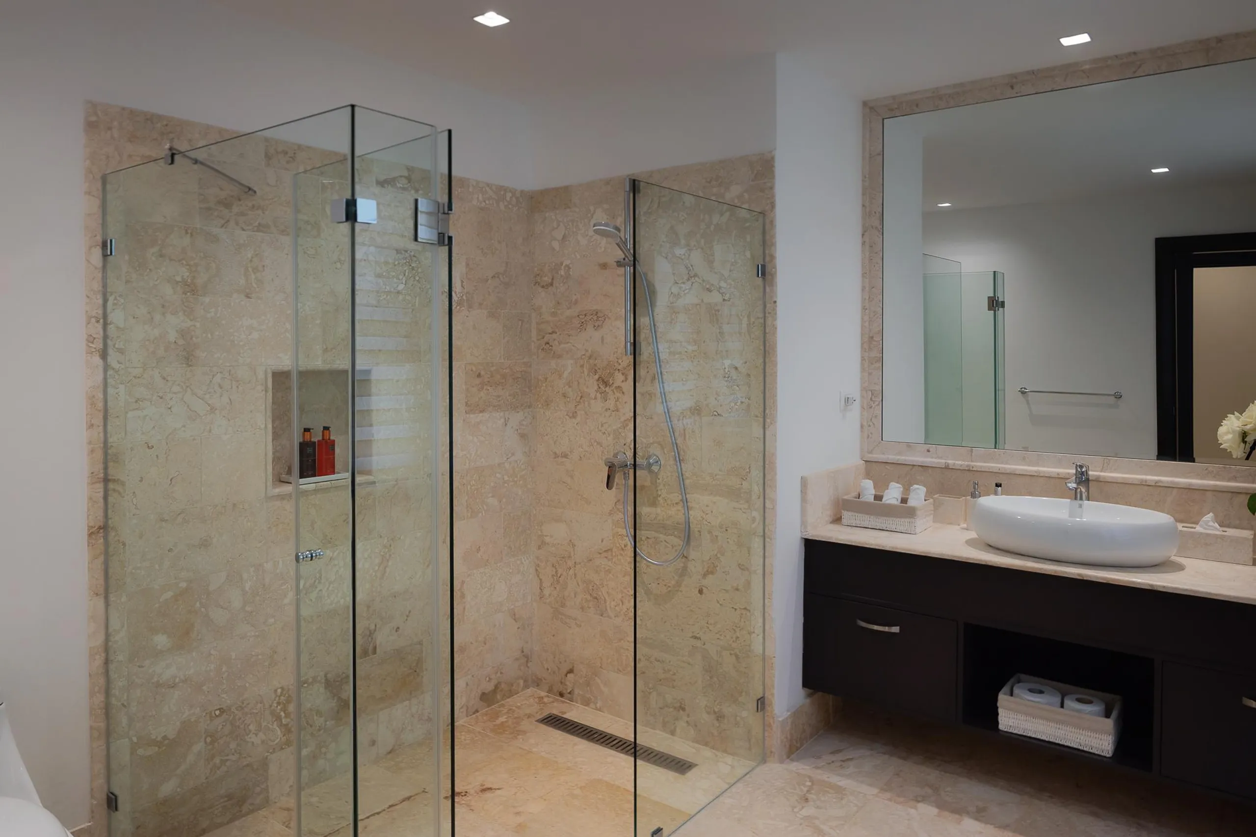 Caribbean Masterpiece: Meticulously Designed Villa with Coralina Promenade and Water Mirror — photograph 9