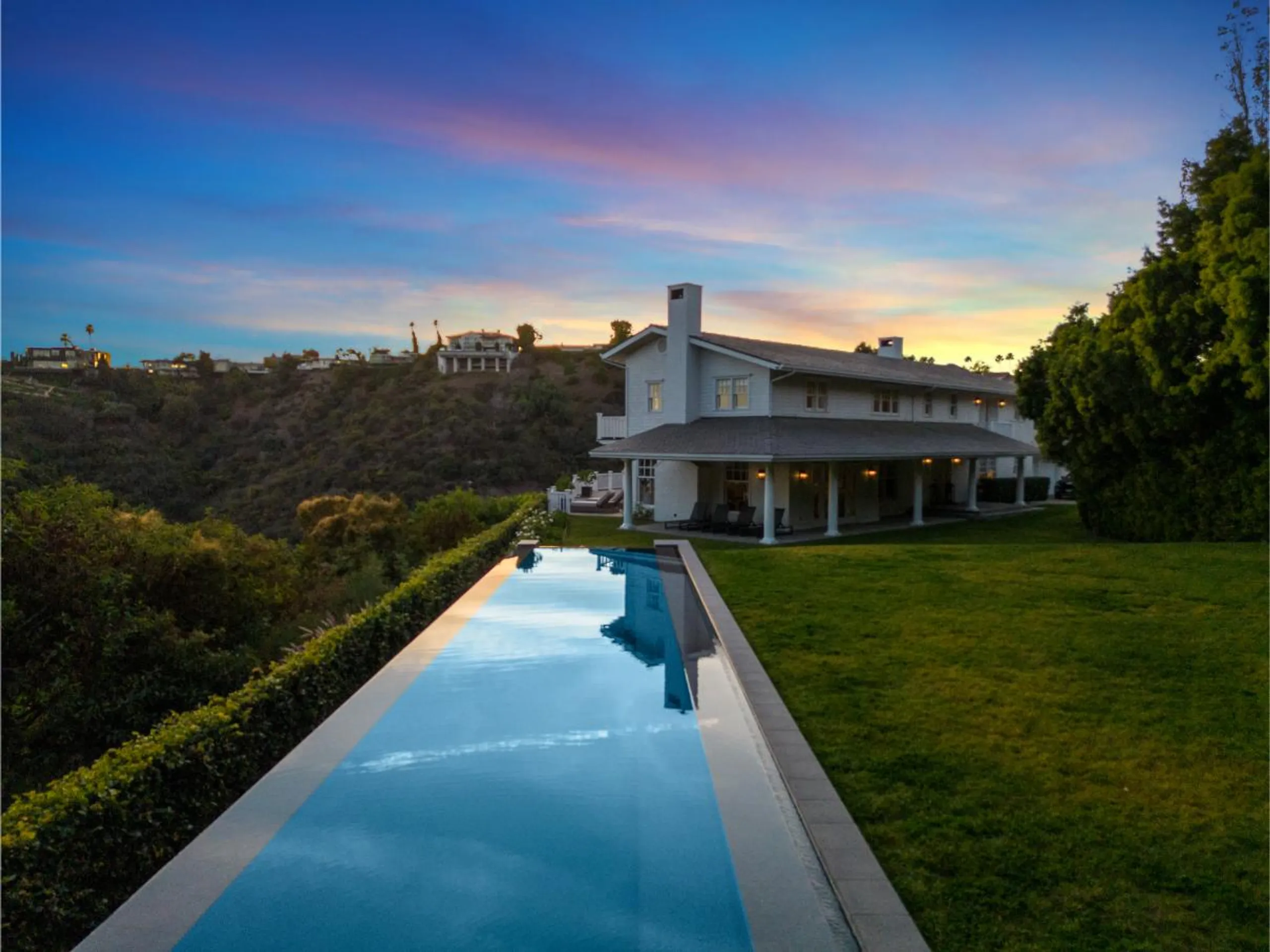 Magnificent Contemporary Villa with Private Pool and Garden Grounds — photograph 6