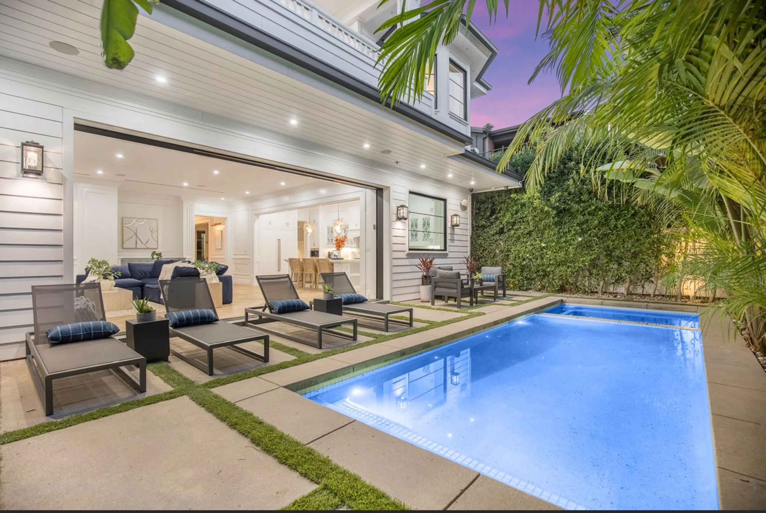 Statuesque Contemporary Villa with Bali-Inspired Pool and Beverly Hills Nearby — photograph 4