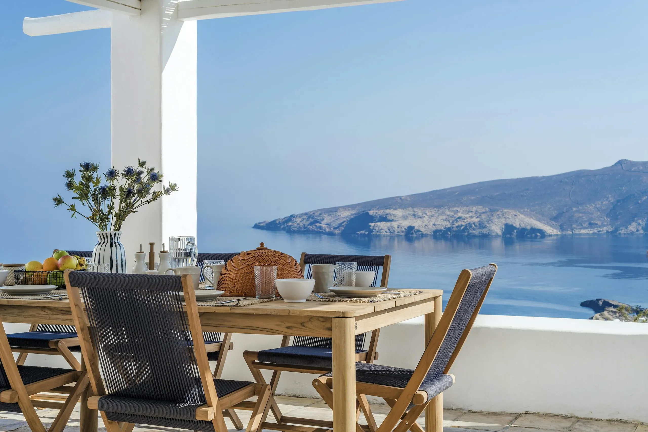 Serene Seaside Contemporary Villa with Infinity Pool and Walks to Beach — photograph 12