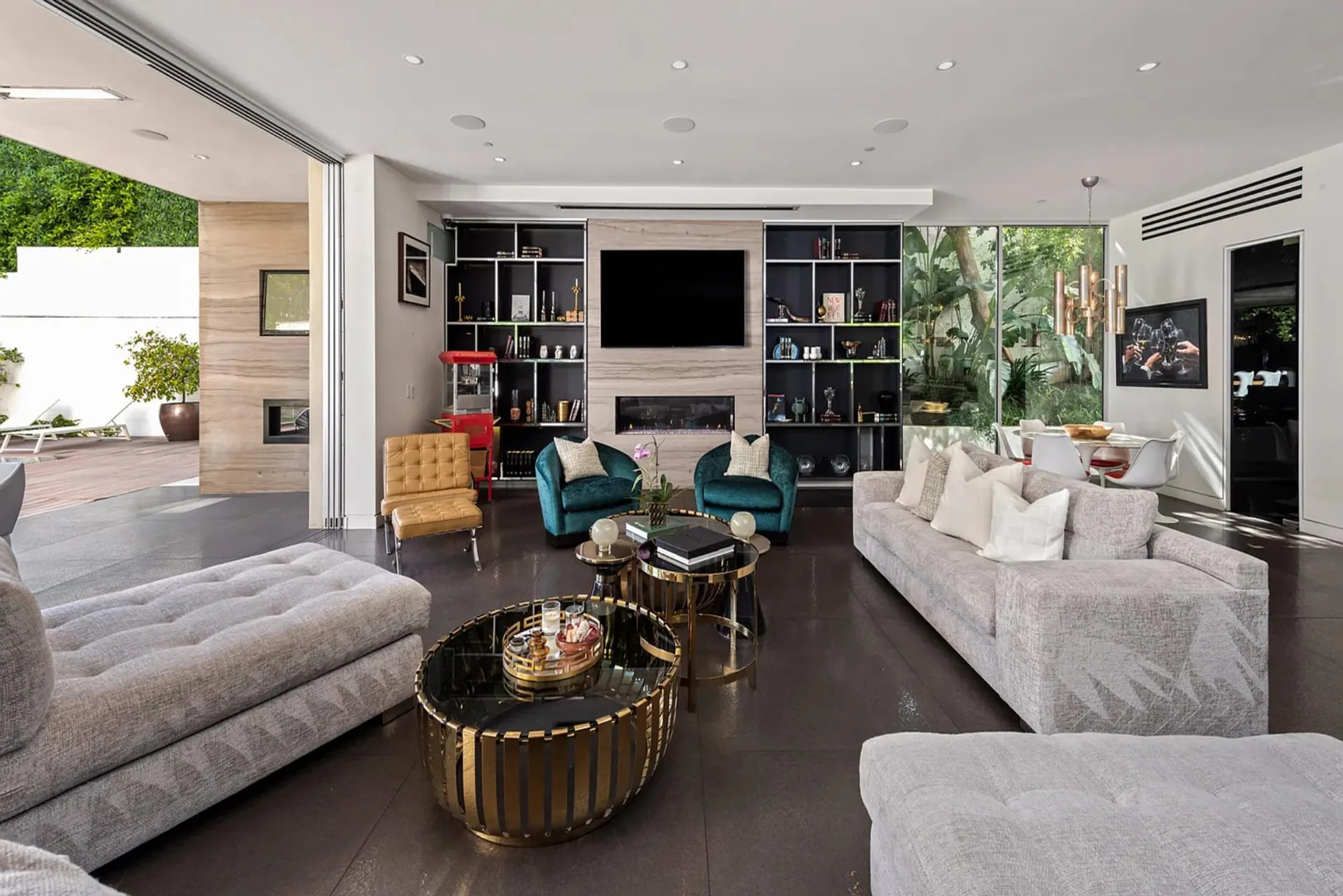 Stunning West Hollywood Royale Estate With Private Pool — photograph 5