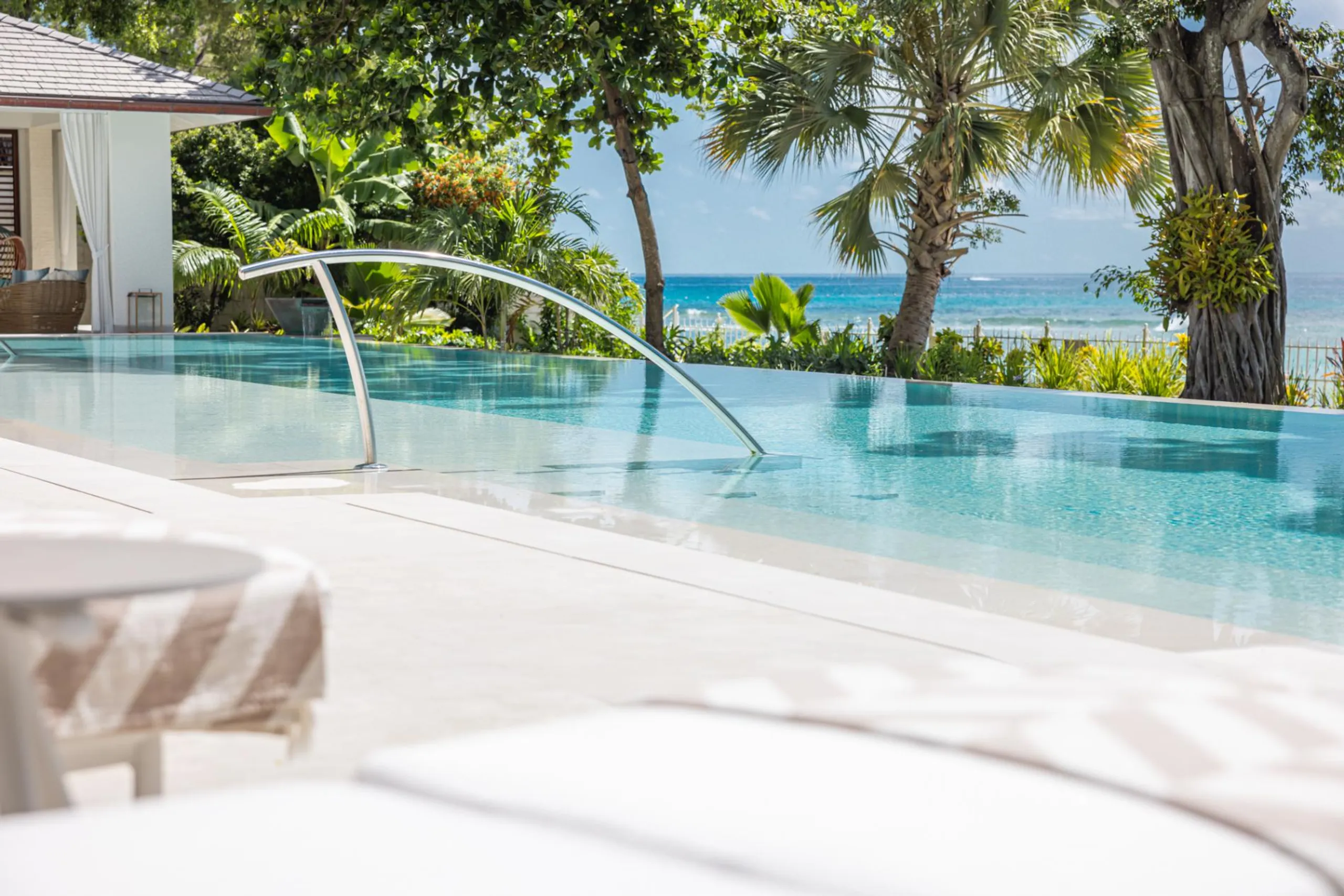 Top-of-the-line Beachfront Villa with Pool, Garden and Caribbean Sea Views — photograph 5