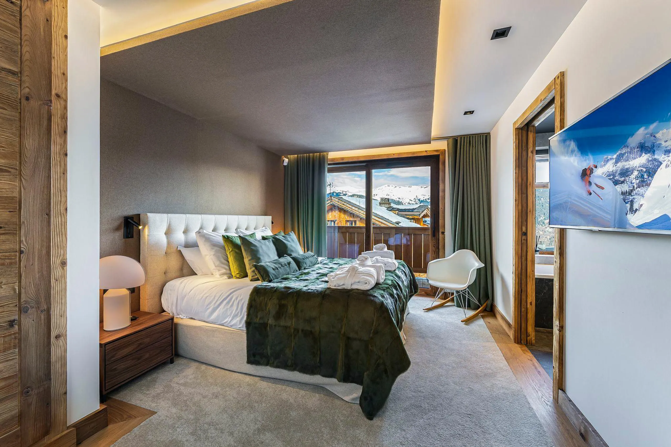 Ornate Alpine Retreat with Modern Amenities and Panoramic Views of the Surrounding Mountains — photograph 10