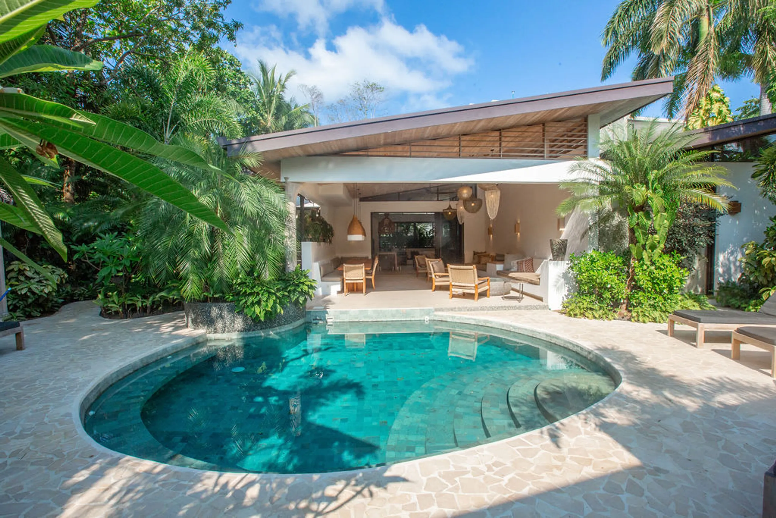 Eco-Luxury Villa with Private Pool and Beach Access — photograph 3