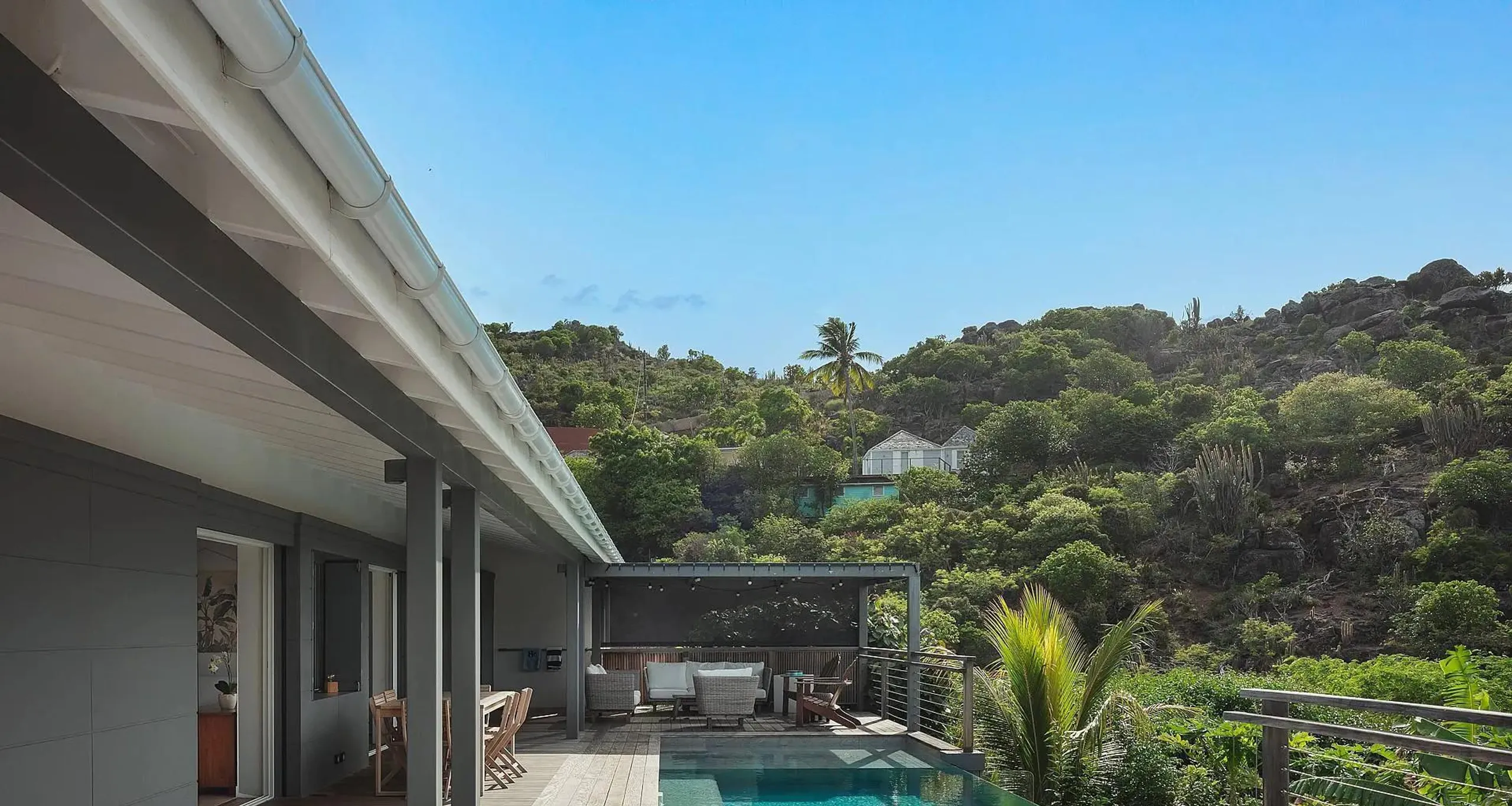 Serene Cul de Sac Villa with Infinity Pool and Stunning Ocean Views — photograph 4
