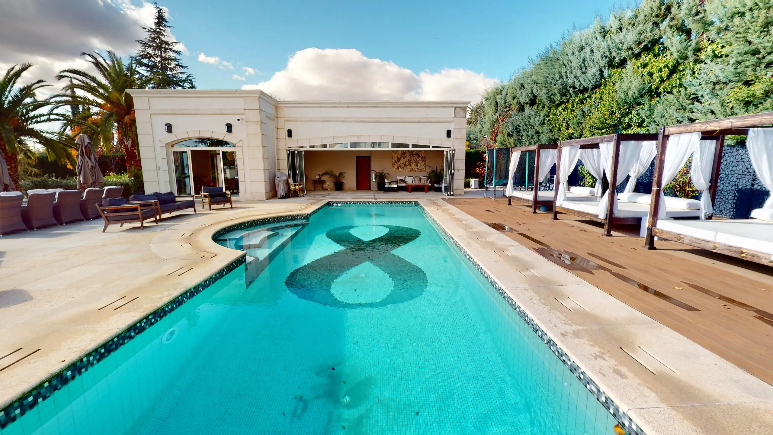 Captivating European Styled 3-Story Villa in Madrid's Exclusive Neighborhood — photograph 3