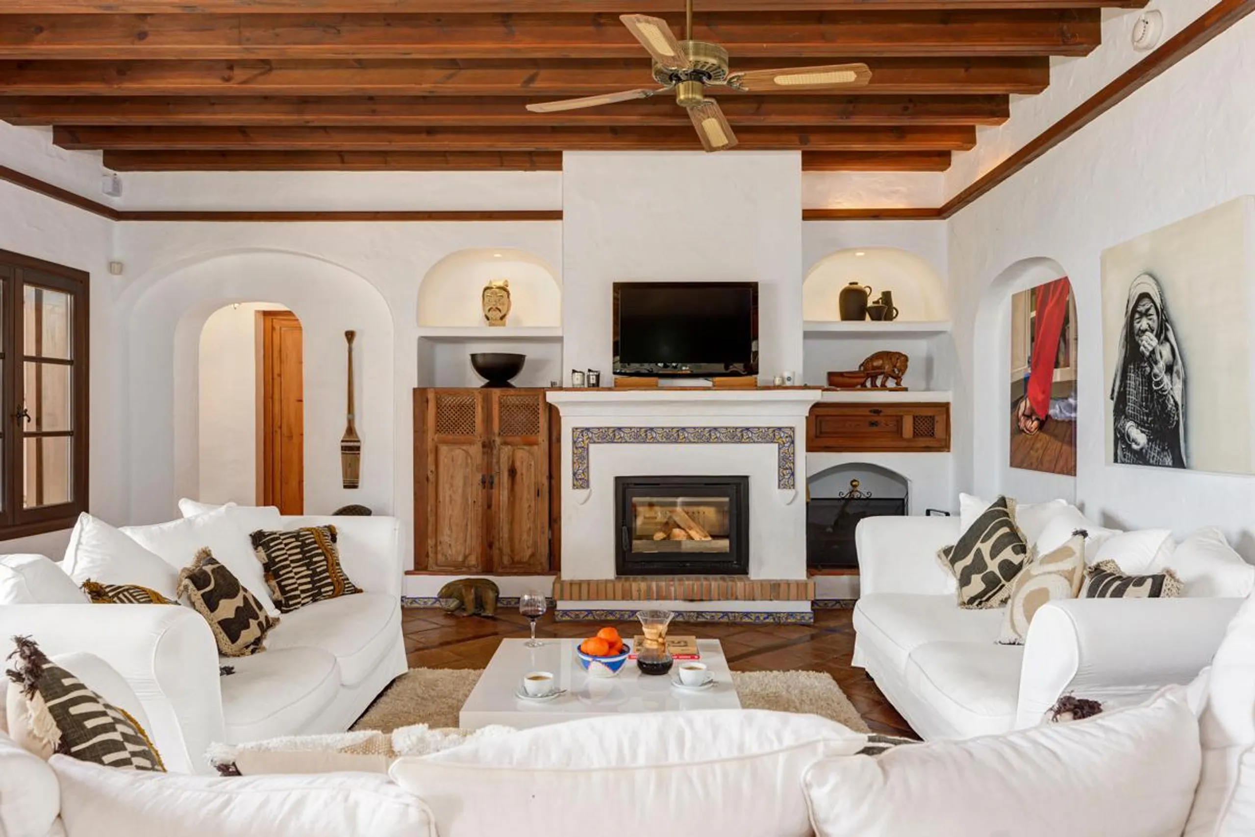 Resplendent Spanish Villa with Private Pool, Jacuzzi, and Panoramic Countryside Views — photograph 7