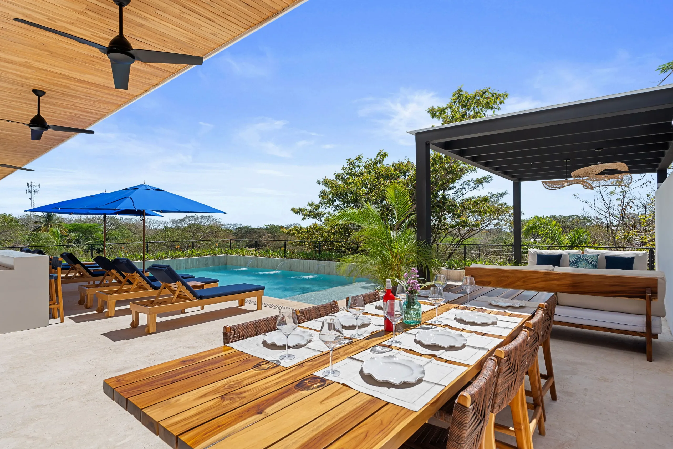 Luxe Hilltop Villa with Private Pool and 360° Views — photograph 3