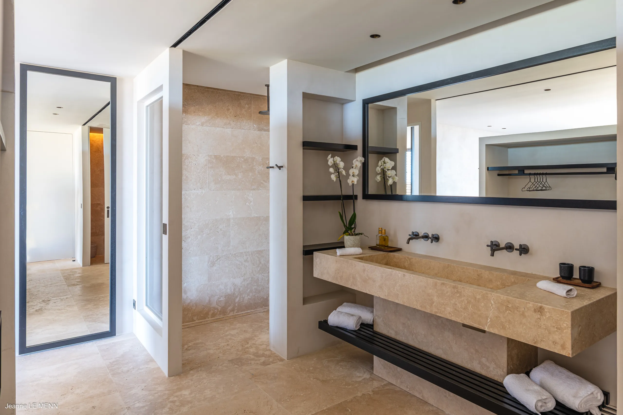 Sleek Lurin Villa with Private Infinity Pool & Bay Views — photograph 9