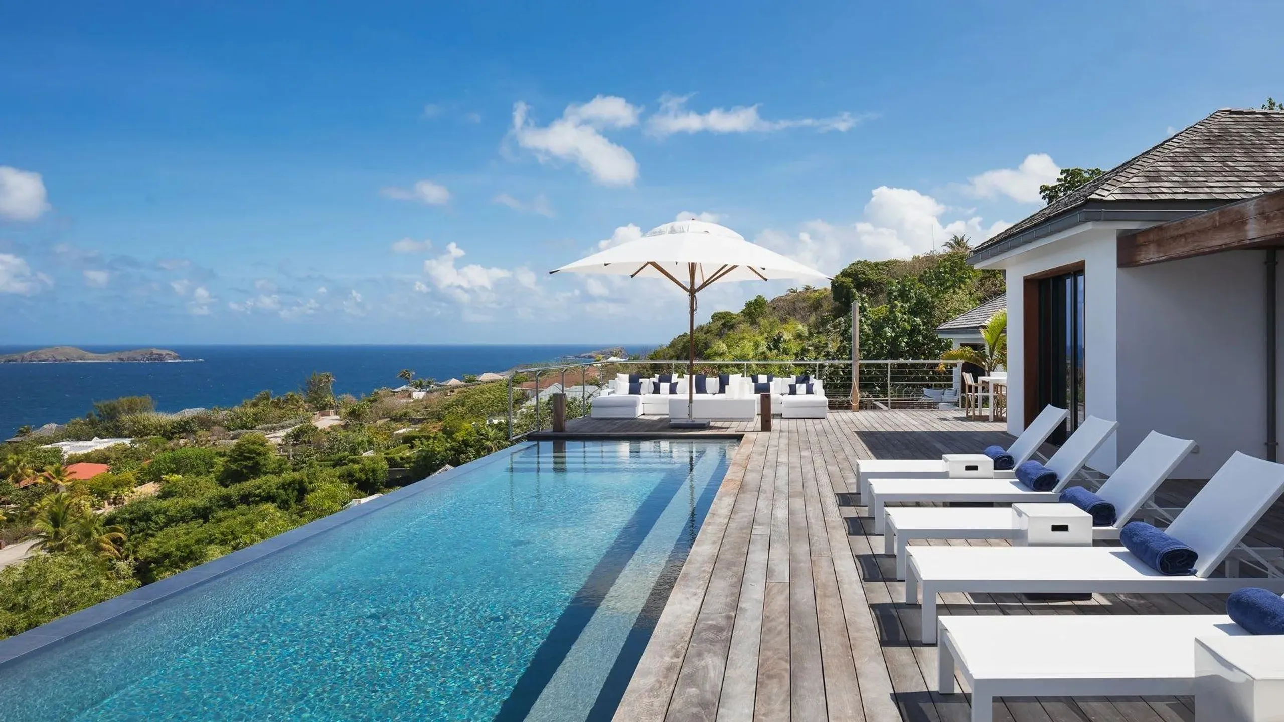 Sensational Seaside Villa with Infinity Pool — photograph 2