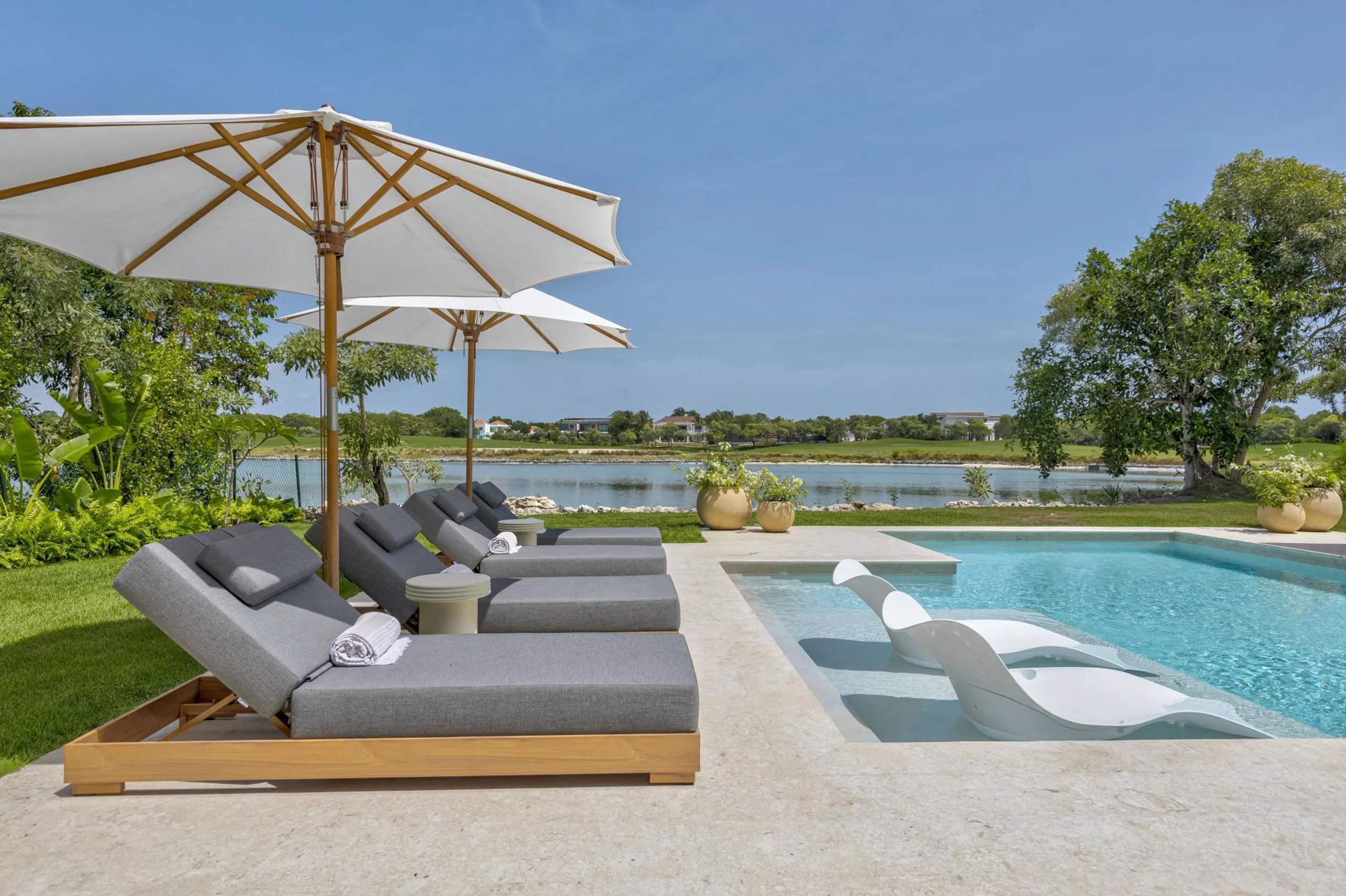 Designer Golfside Oasis Villa with Private Pool, with Golf & Lake Views — photograph 3