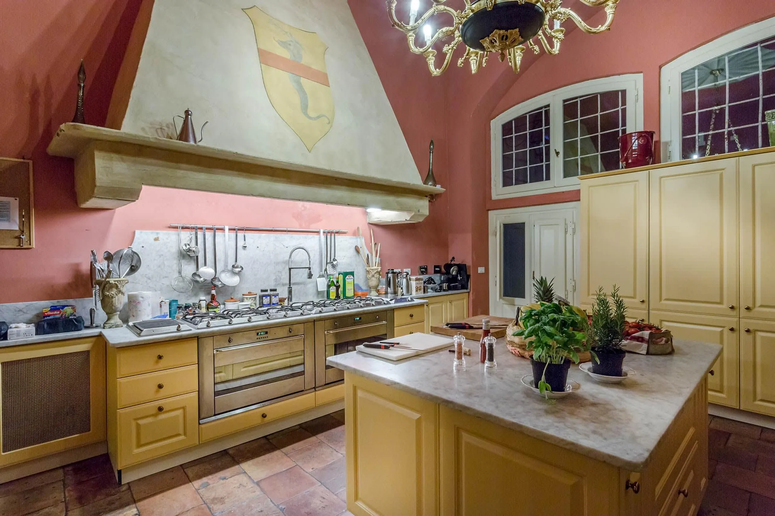 Elegant Hillside Villa With Panoramic Views — photograph 8