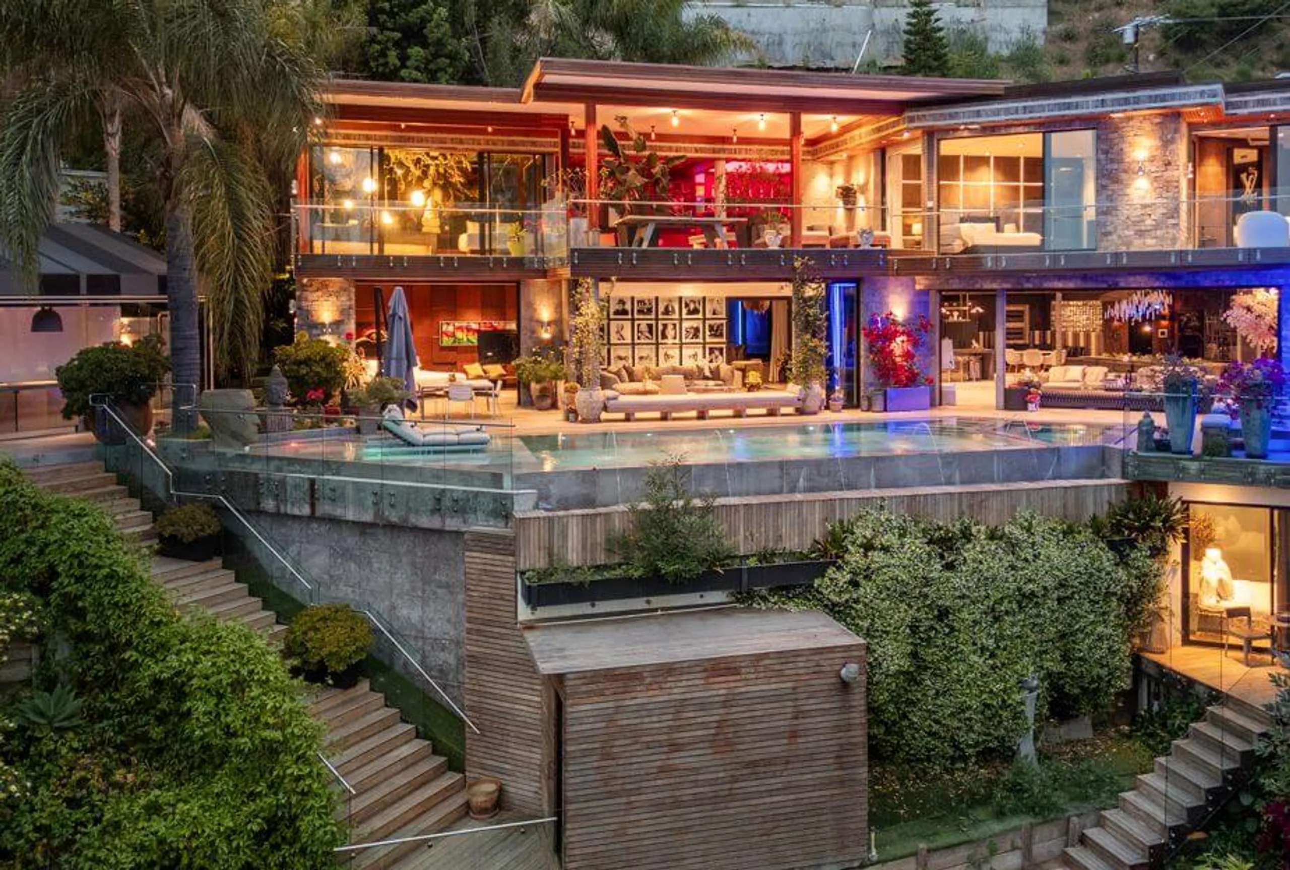 Exclusive Los Angeles Villa with Pool, Rooftop & Designer Touches — photograph 2