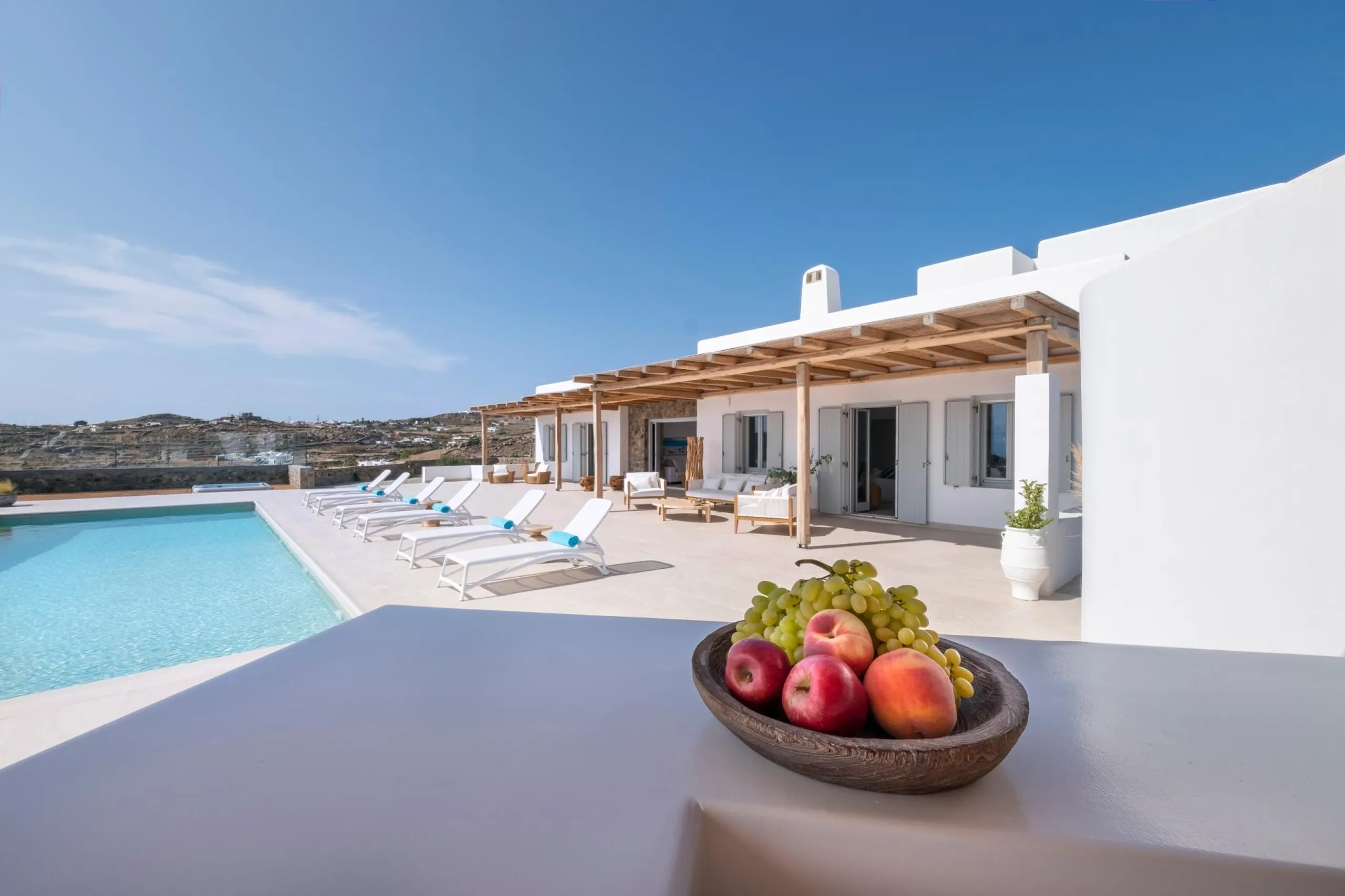 Superb  Mykonos Villa with Private Pool and Jacuzzi — photograph 7
