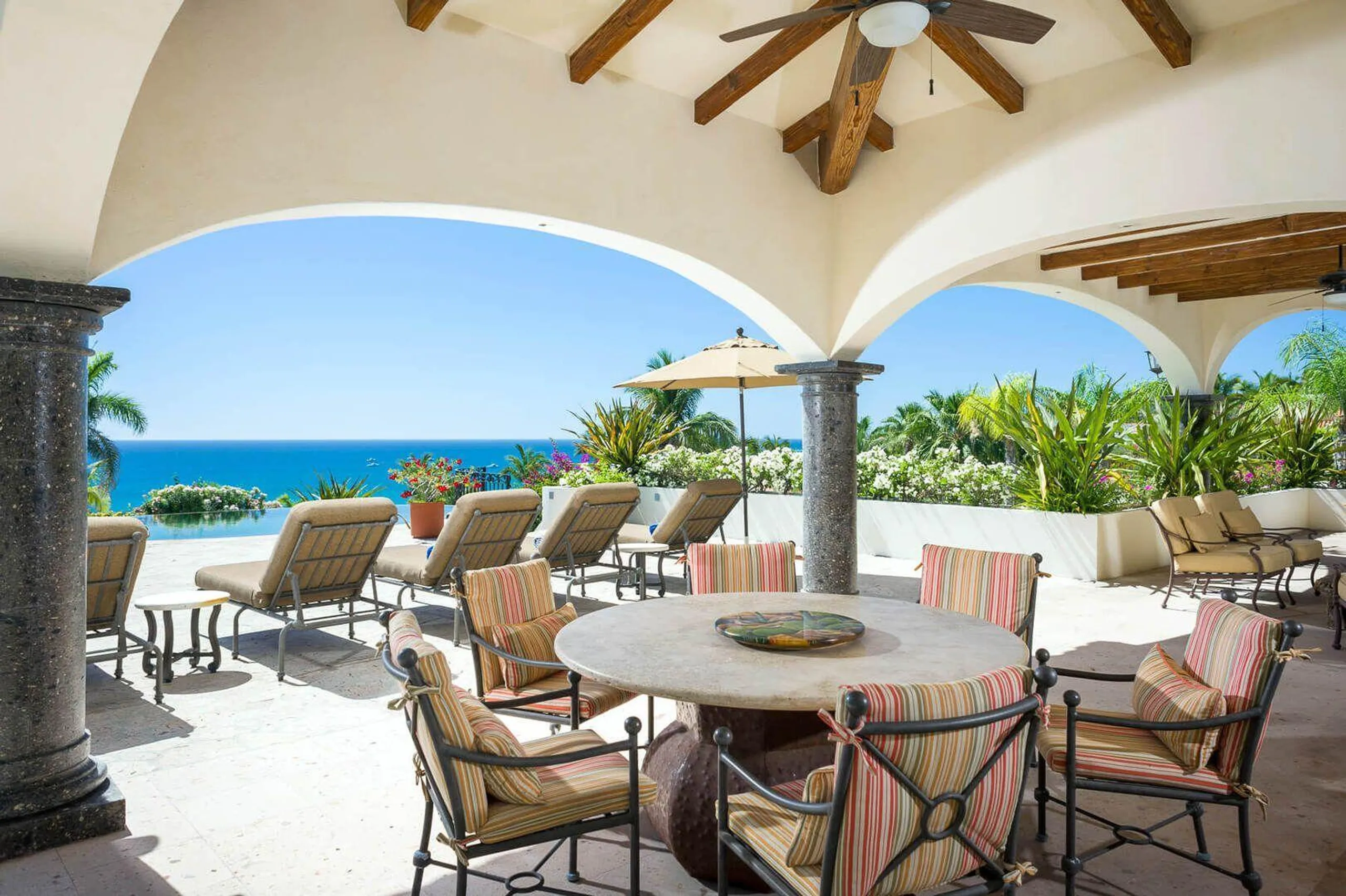 Refined and Upscale Caleta Estate with Infinity Pool and Ocean Views — photograph 2