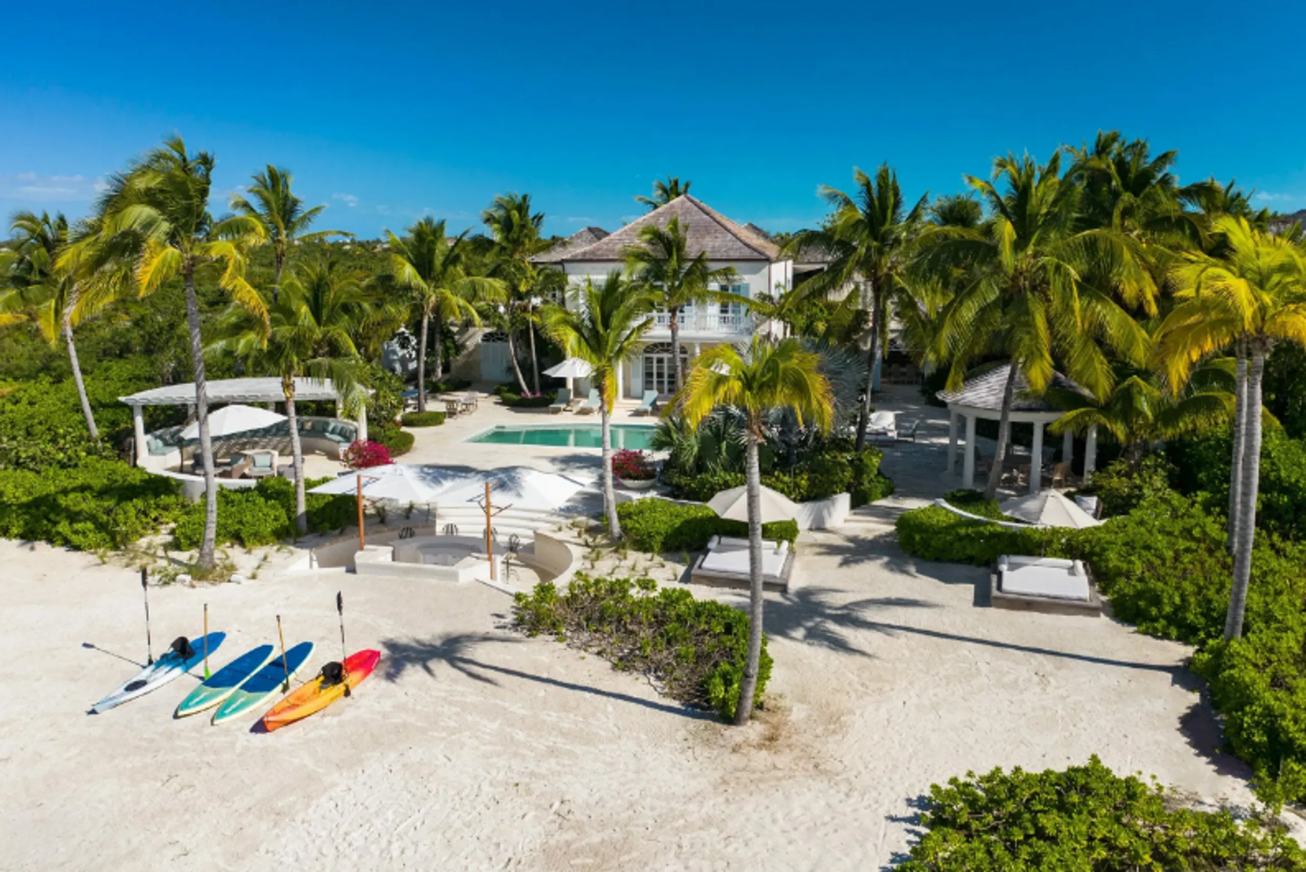 A Luxurious Caribbean Estate with Private Pool and Ocean Views — photograph 3