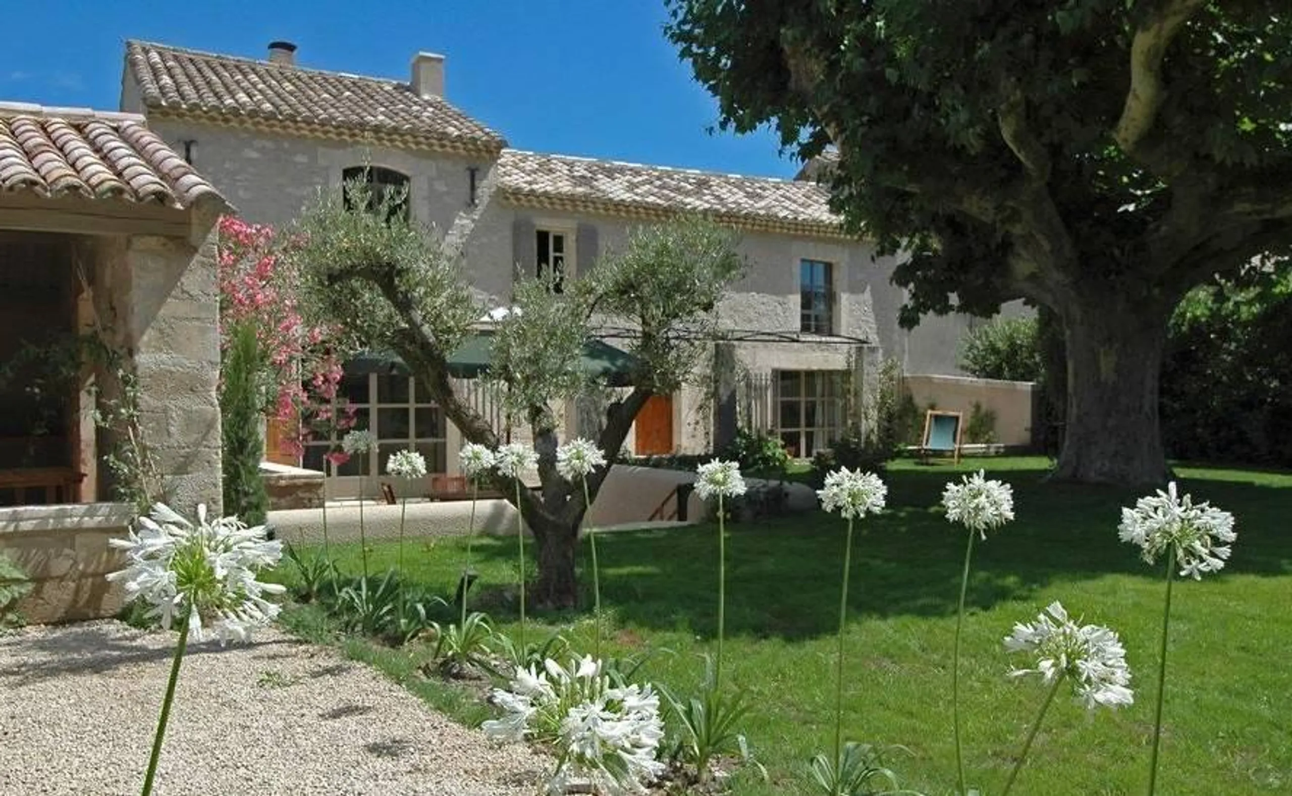 Charming Provencal Retreat with Serene Gardens and Historic Elegance in Saint Remy de Provence — photograph 2