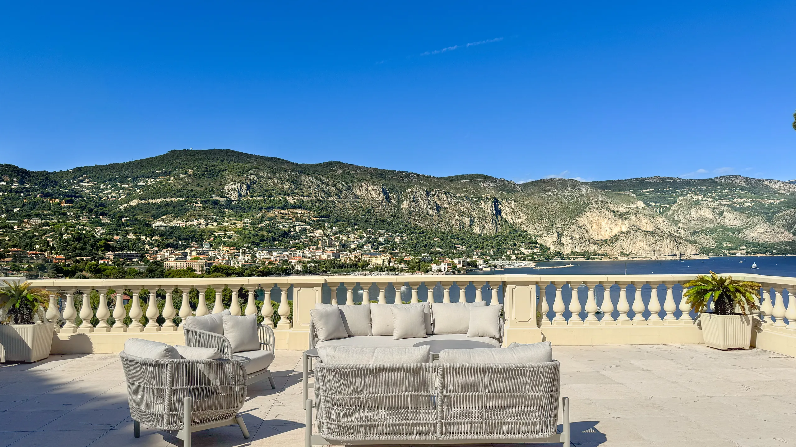 Lavish Modern-Contemporary Villa with Heated Pool and Sea Access — photograph 8
