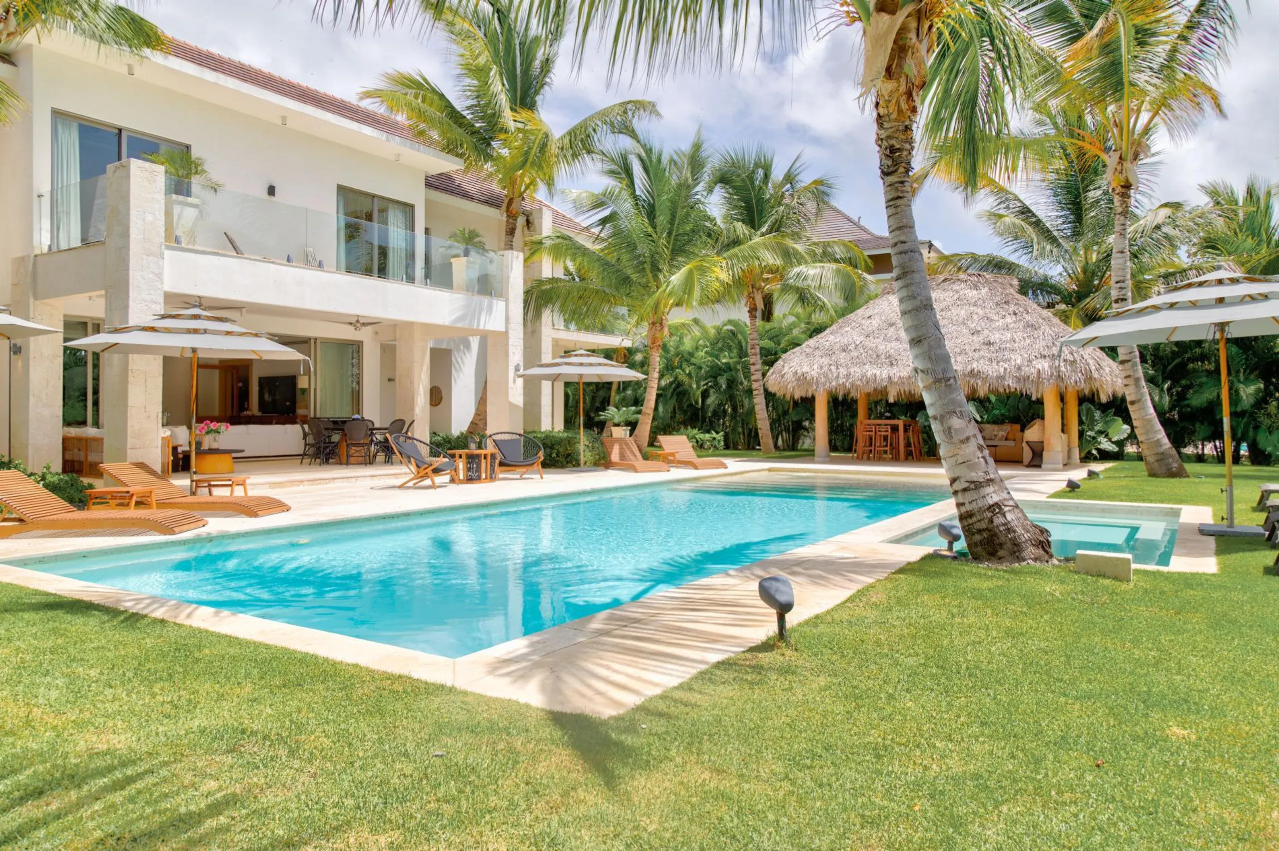 Tranquil 5-Bedroom Villa with Private Pool, Jacuzzi, and Golf Access, Punta Cana