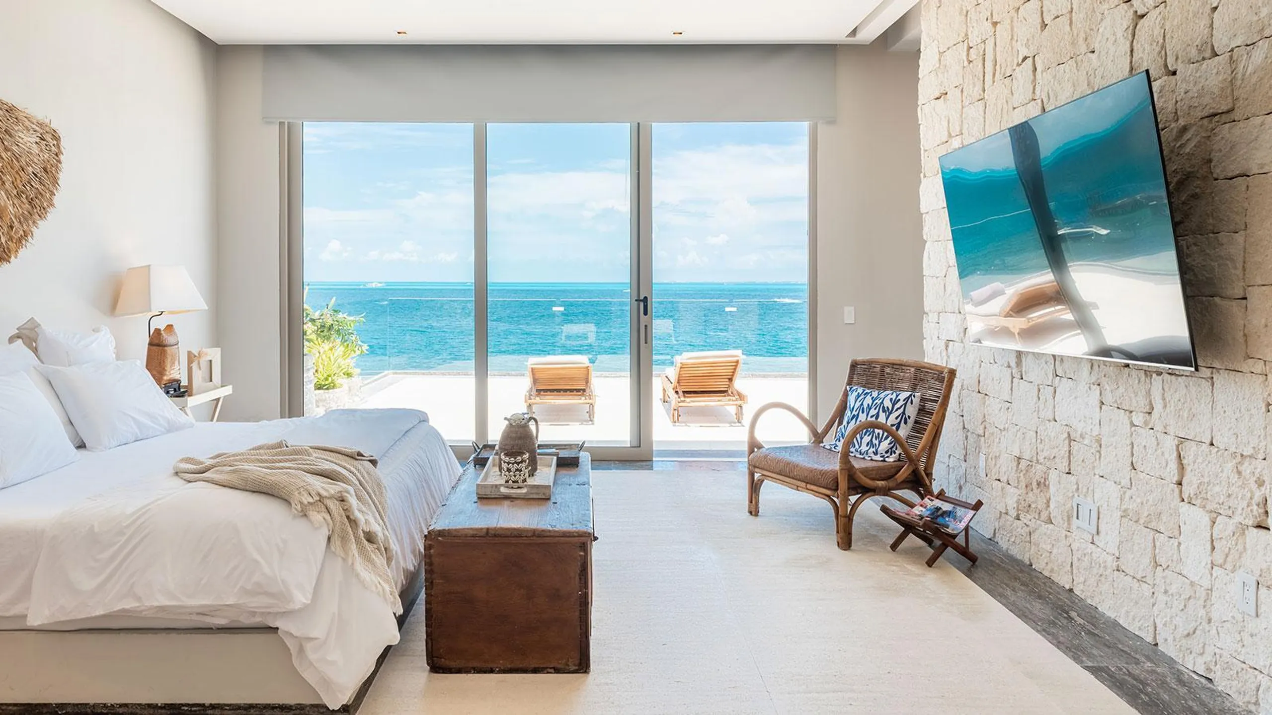 Serene Flamings Modern Architectural Beach Front Retreat with Infinity Pool — photograph 8