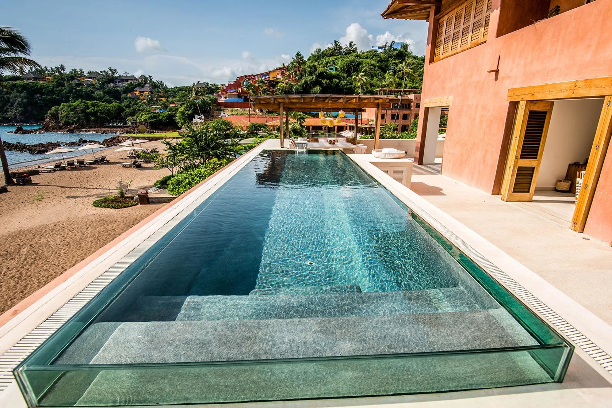 Beachfront Villa with Private Pool Modern Comfort & Access to Natural Wonders — photograph 4