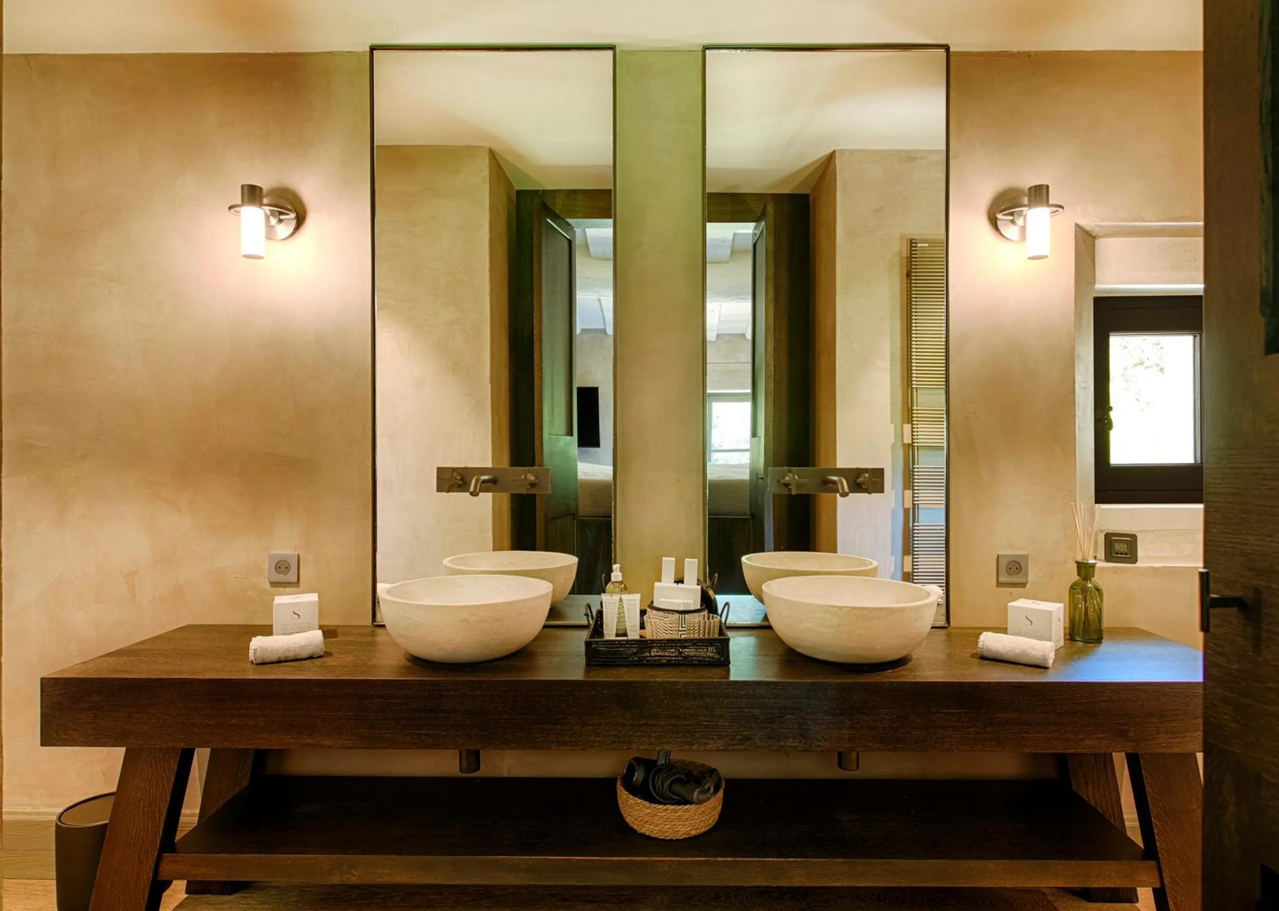 Serene Splendor Retreat with Poolside and Mountain Views — photograph 12