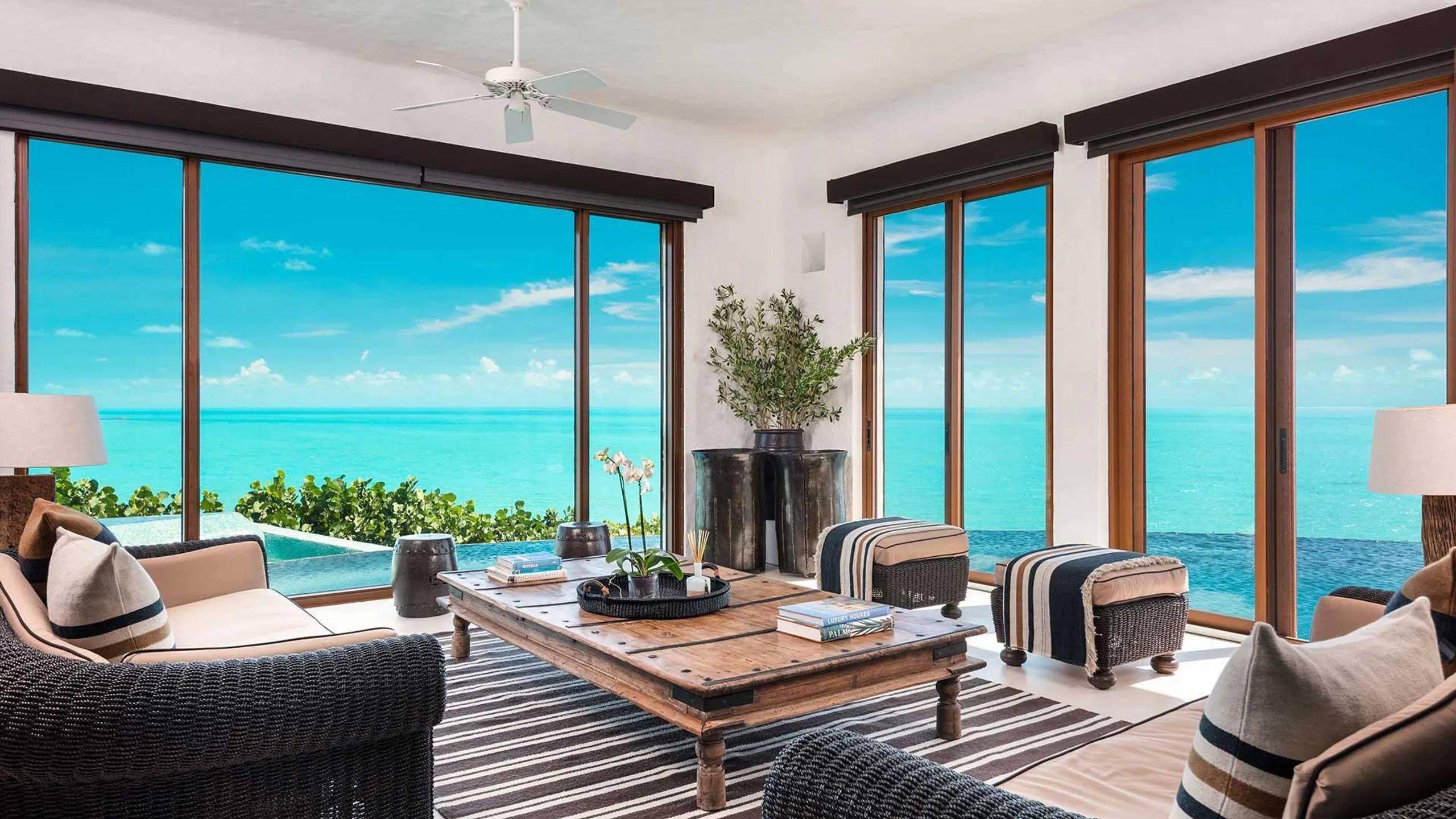 Hilltop Grand Luxury Estate with 360 Degree Views Infinity Pool and Private Cove — photograph 4