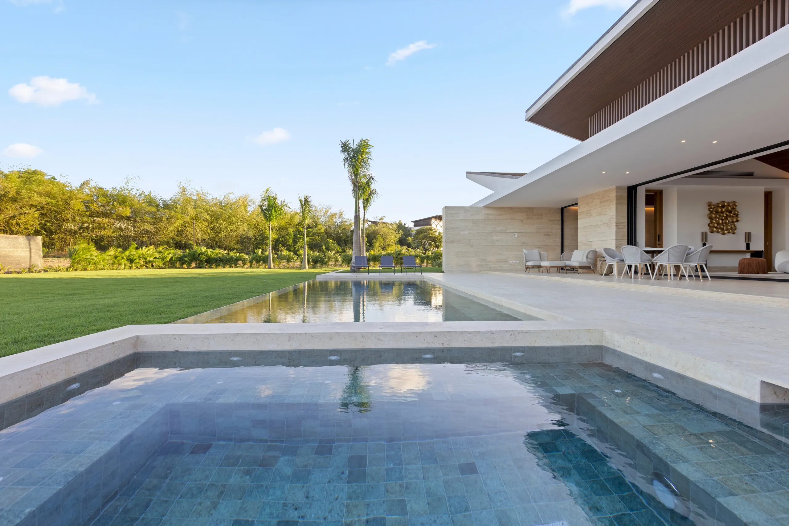 Captivating Luxury Villa with Pool and Garden Grounds — photograph 2