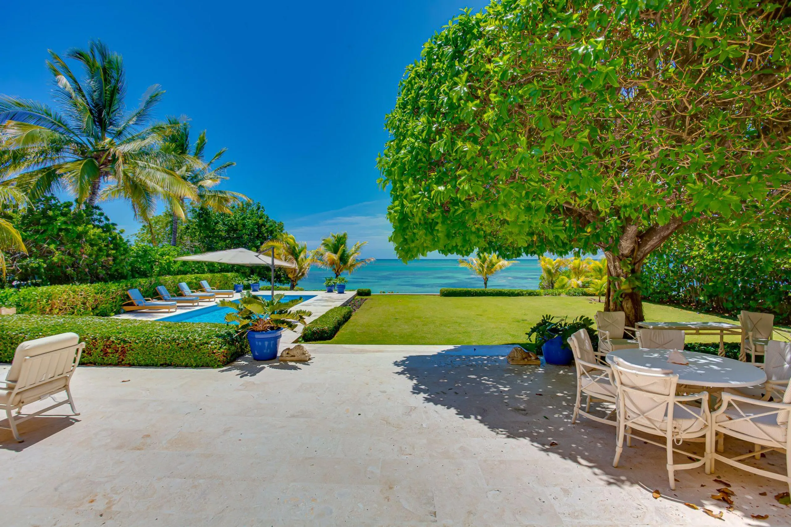 Chic Bright and Airy Villa with Private Pool and Spectacular Caribbean Views — photograph 2