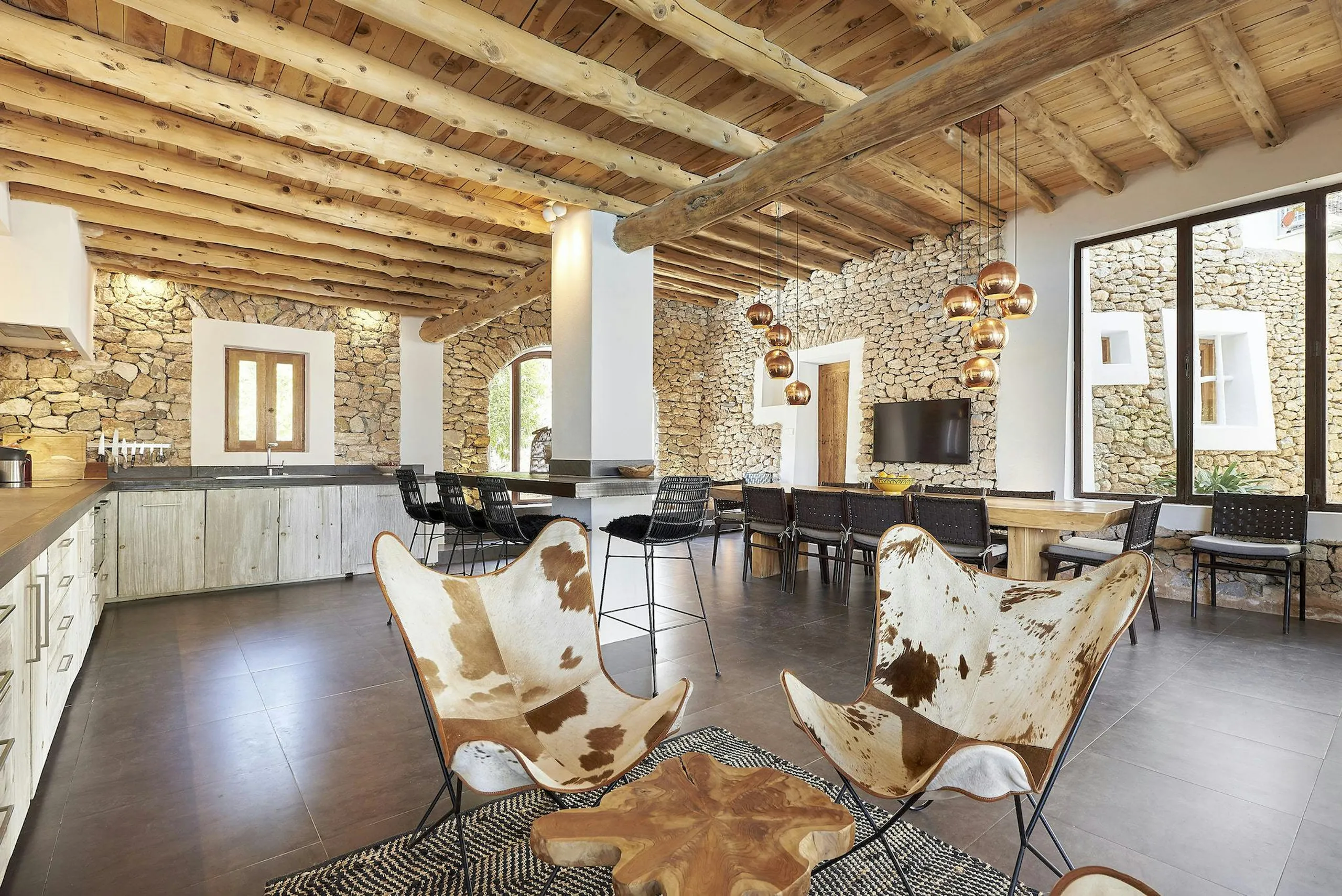 Rustic Spanish Villa in Ibiza with Private Pool and Backyard Entertainment — photograph 11