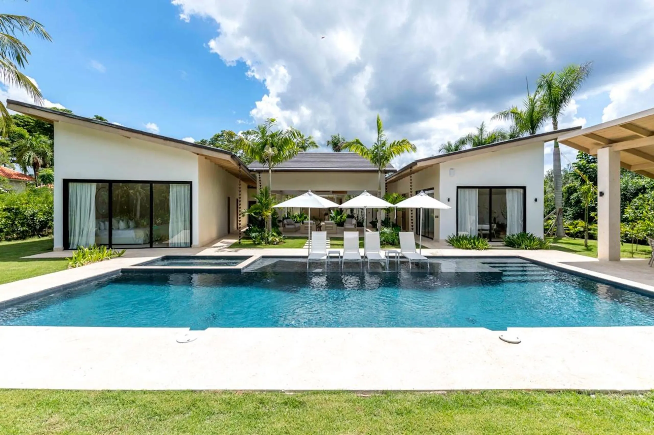 Premium Serenity Near Minitas Beach with Pool — photograph 2