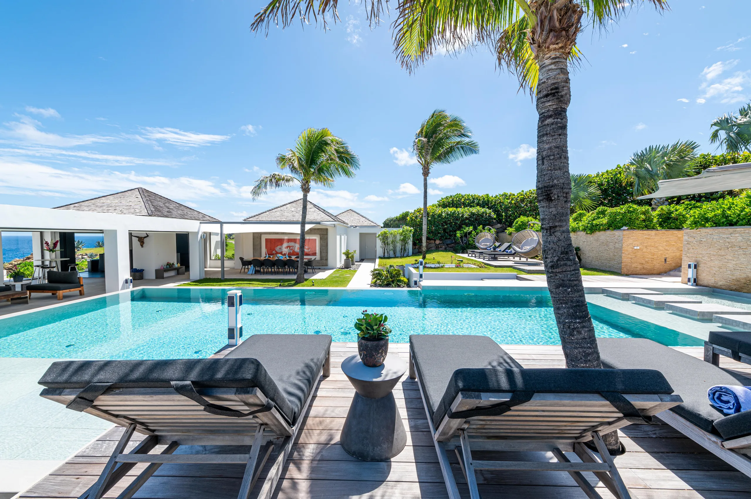 Exceptional Architectural Estate with Private Pool and  Panoramic Ocean VIews — photograph 2