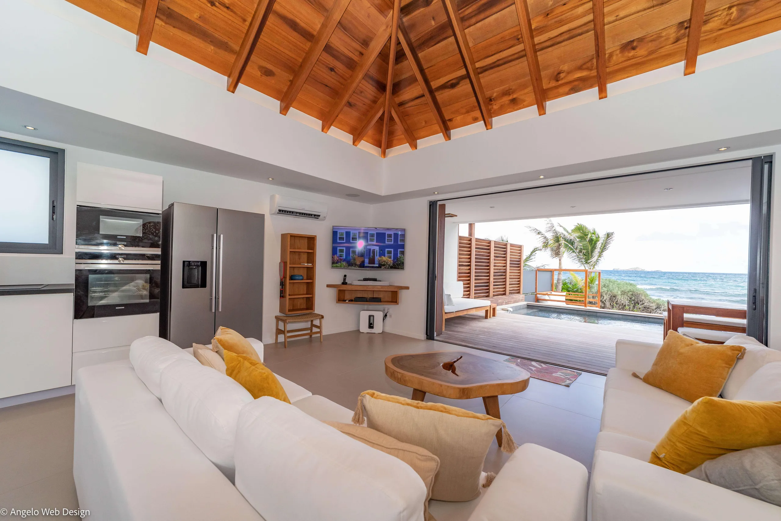 Exquisite Oceanside Villa with Private Pool and Walks to Beach — photograph 10
