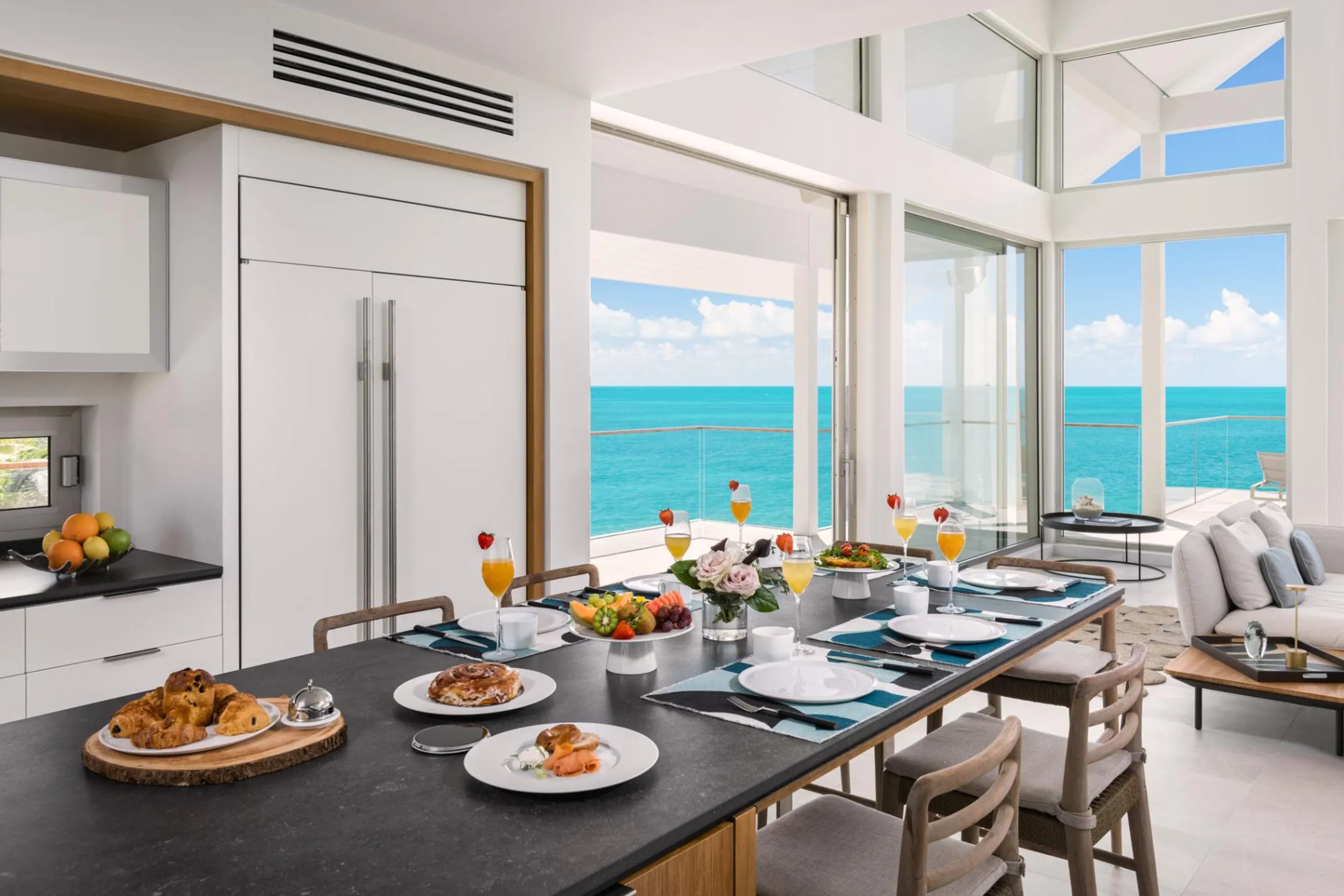 Exceptional Oceanfront Retreat with Infinity Pool and Landscaped Garden — photograph 9