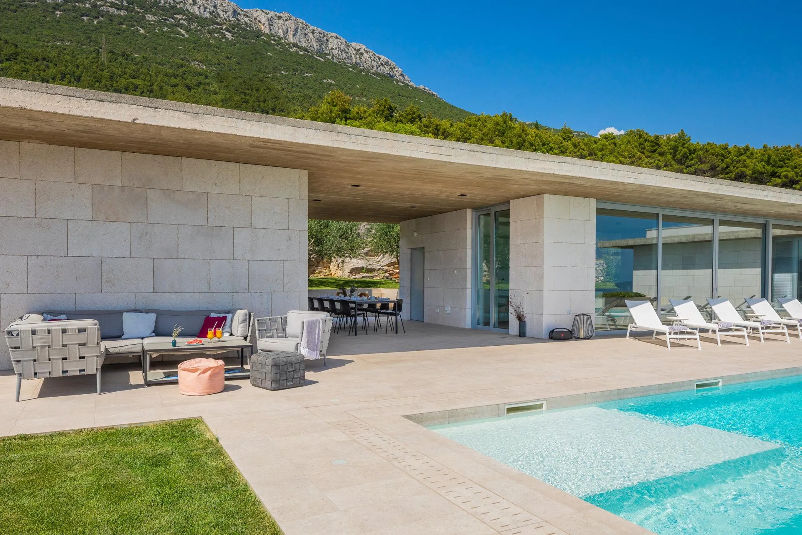 Sensational  Modern Villa with Private Pool and Panoramic Sea Views — photograph 8